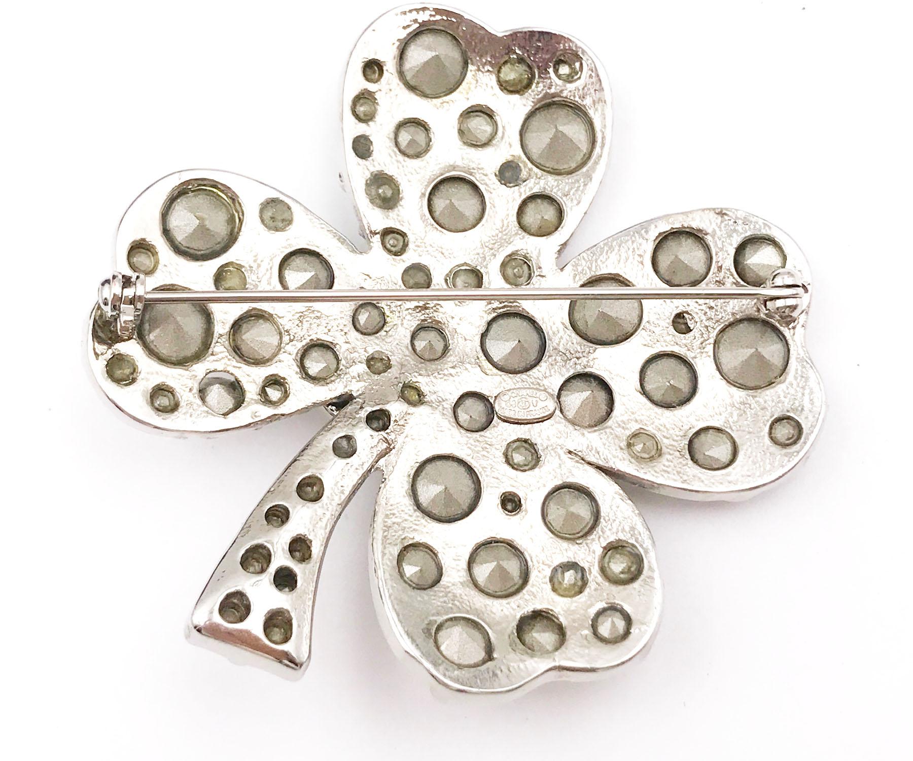 Chanel Silber CC Kristall Kleeblatt Brosche im Zustand „Gut“ im Angebot in Pasadena, CA