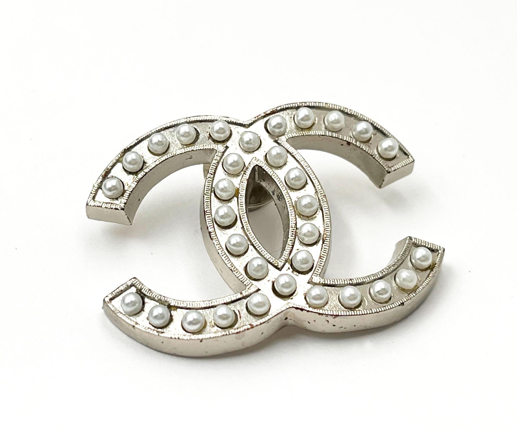 Artisan Chanel Silver CC Crystal Large Pin  For Sale