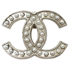 Chanel Silber CC Kristall Große Anstecknadel 