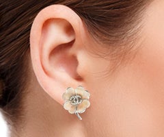 Boucles d'oreilles à clip Chanel « Clover » en argent CC, cristal et émail rose