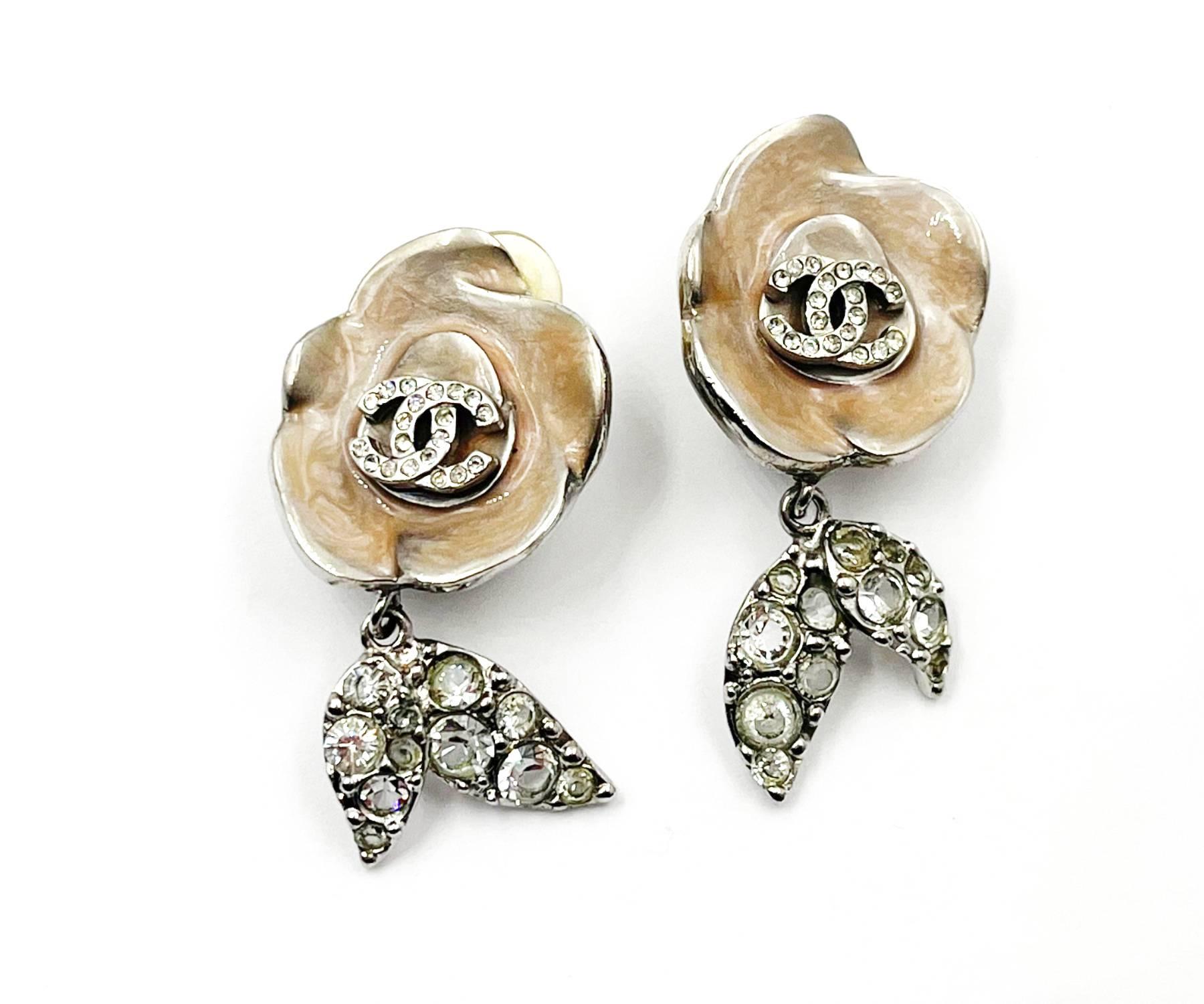 Chanel Silver CC Crystal Pink Enamel Flower Leaf Dangle Clip on Earrings

*Marked 04
*Made in France
*Comes with the original box

-Approximately 1.75
