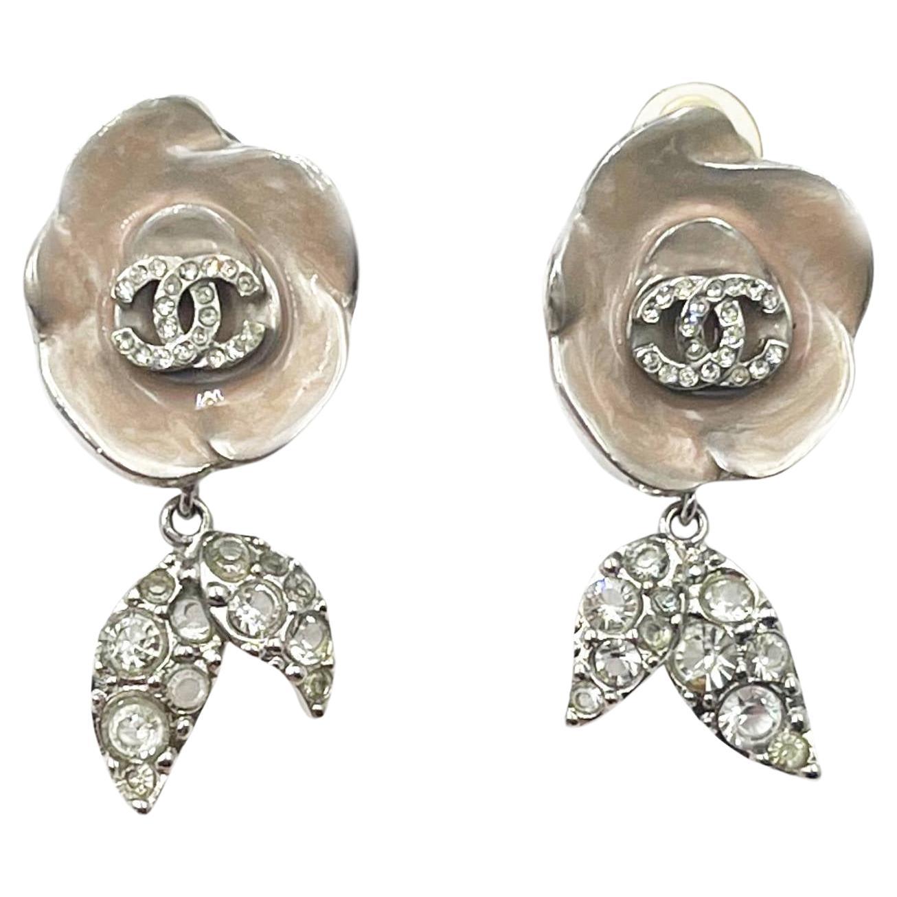 Chanel Silber CC Kristall Rosa Emaille Blumenblatt-Ohrclips im Angebot