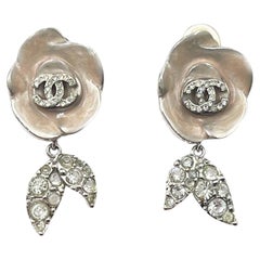Chanel Silber CC Kristall Rosa Emaille Blumenblatt-Ohrclips