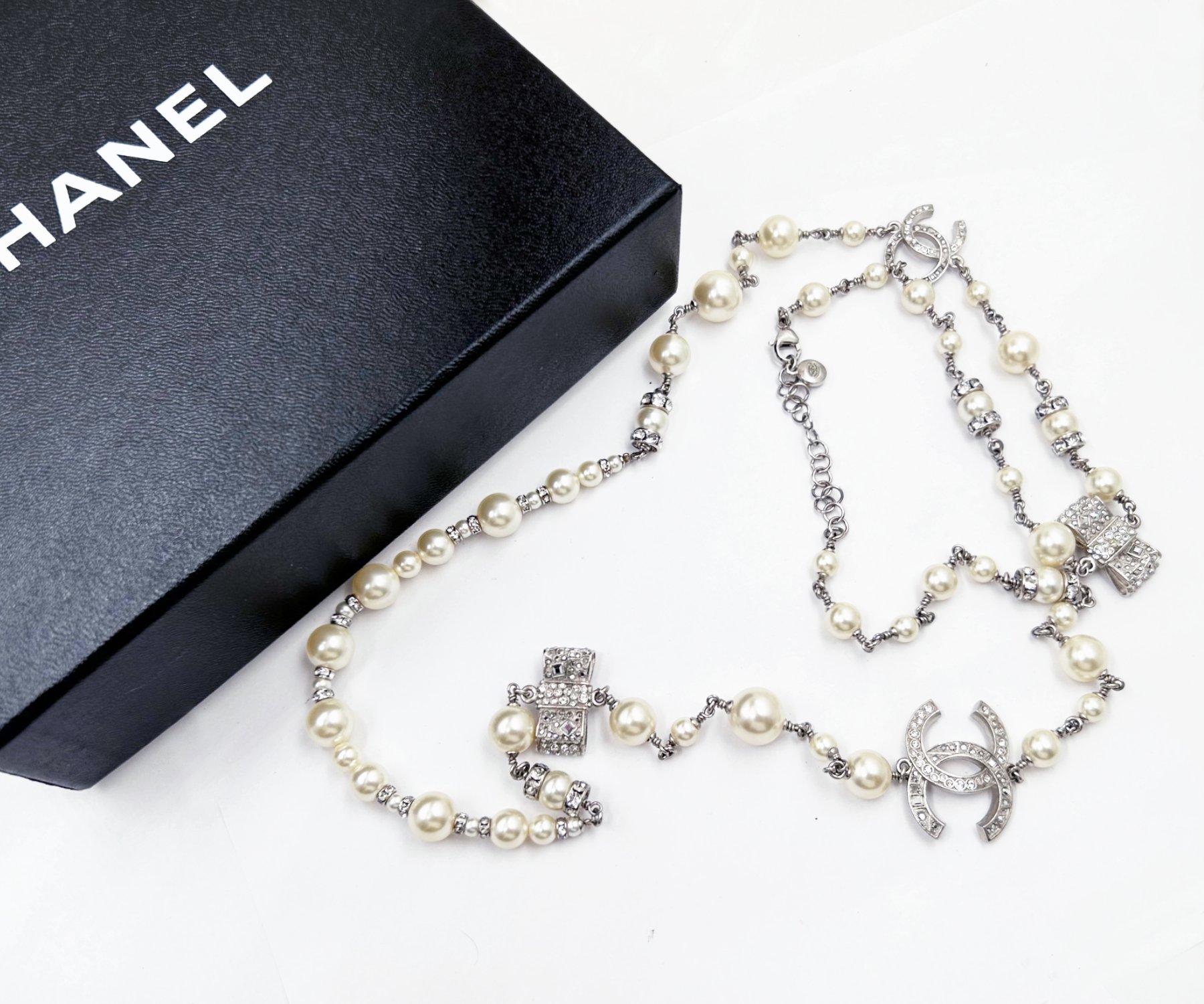 Chanel Silver CC Crystal Ribbon Bow Pearl Necklace For Sale at 1stDibs