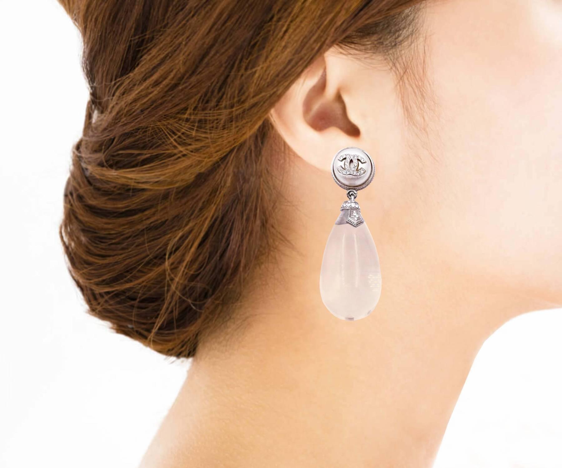 Chanel Silber CC Kristall Runde Perle Wassertropfen XL Clip auf Ohrhänger  Damen im Angebot