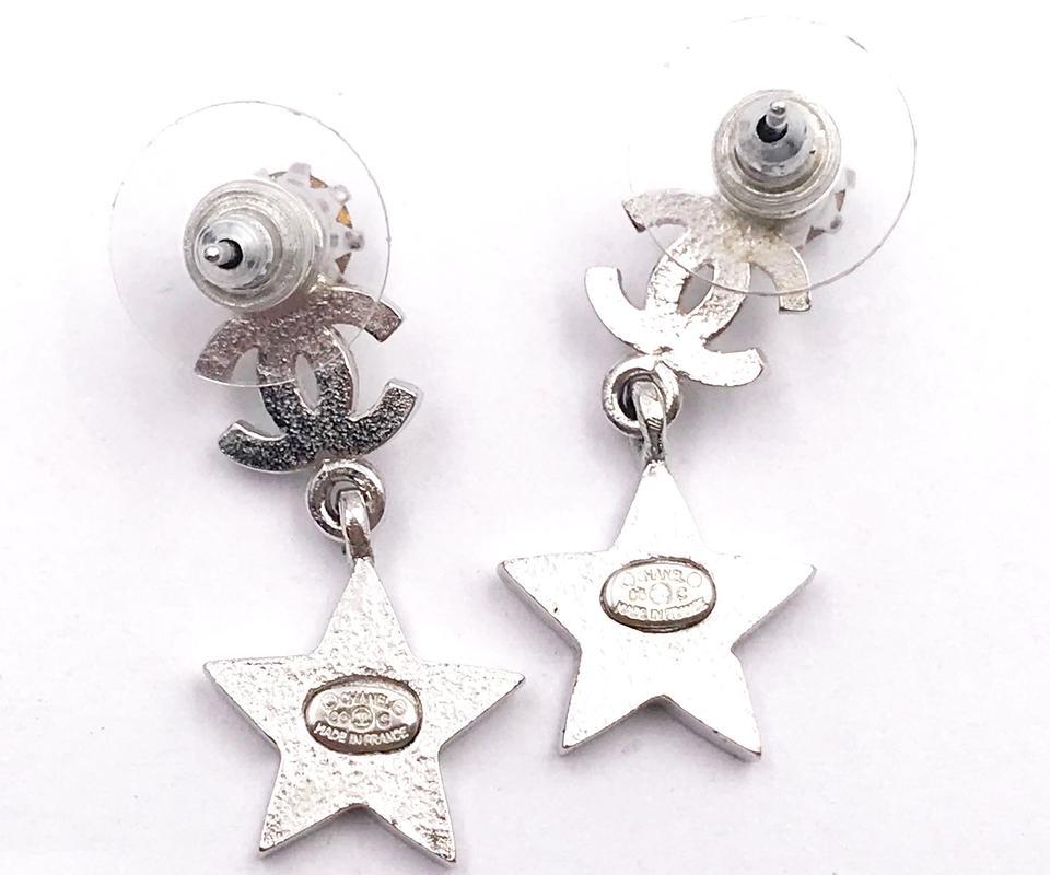 Chanel Silver CC Crystal Star Dangle Piercing Earrings

*Marked 06
*Made in france

-Approximately 1.1″ x 0.5″
-Very classic and beautiful
-Some crystal looks slightly yellow when you look closer.

AB2006-00099

