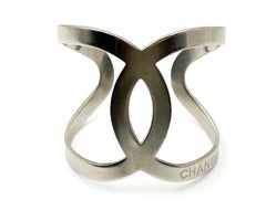 Chanel - Grande manchette courbée CC argentée 