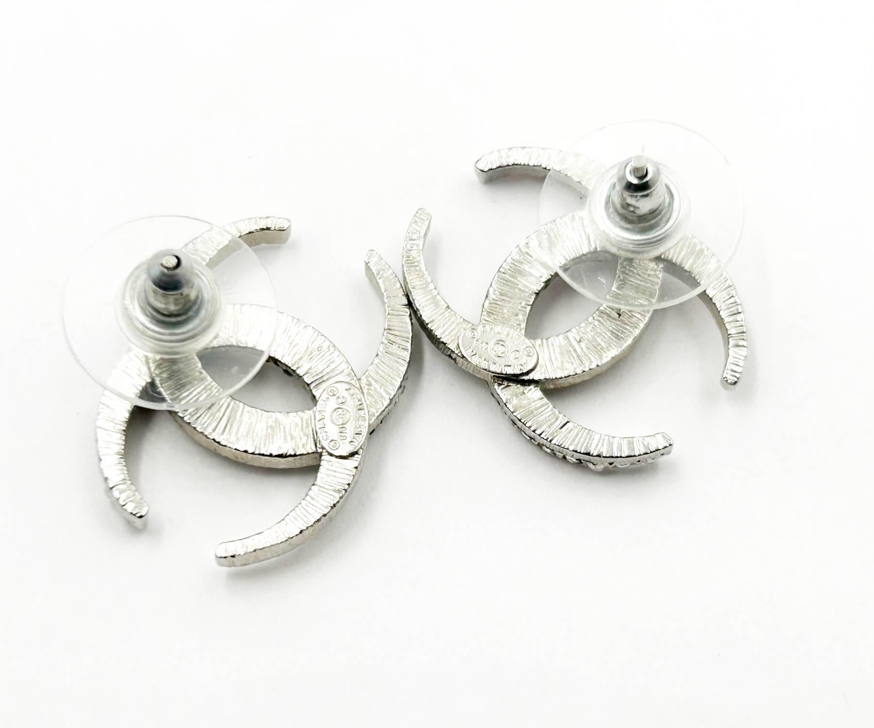 Artisan Boucles d'oreilles Piercing Chanel Silver CC Dubai Moonlight Crystal en vente