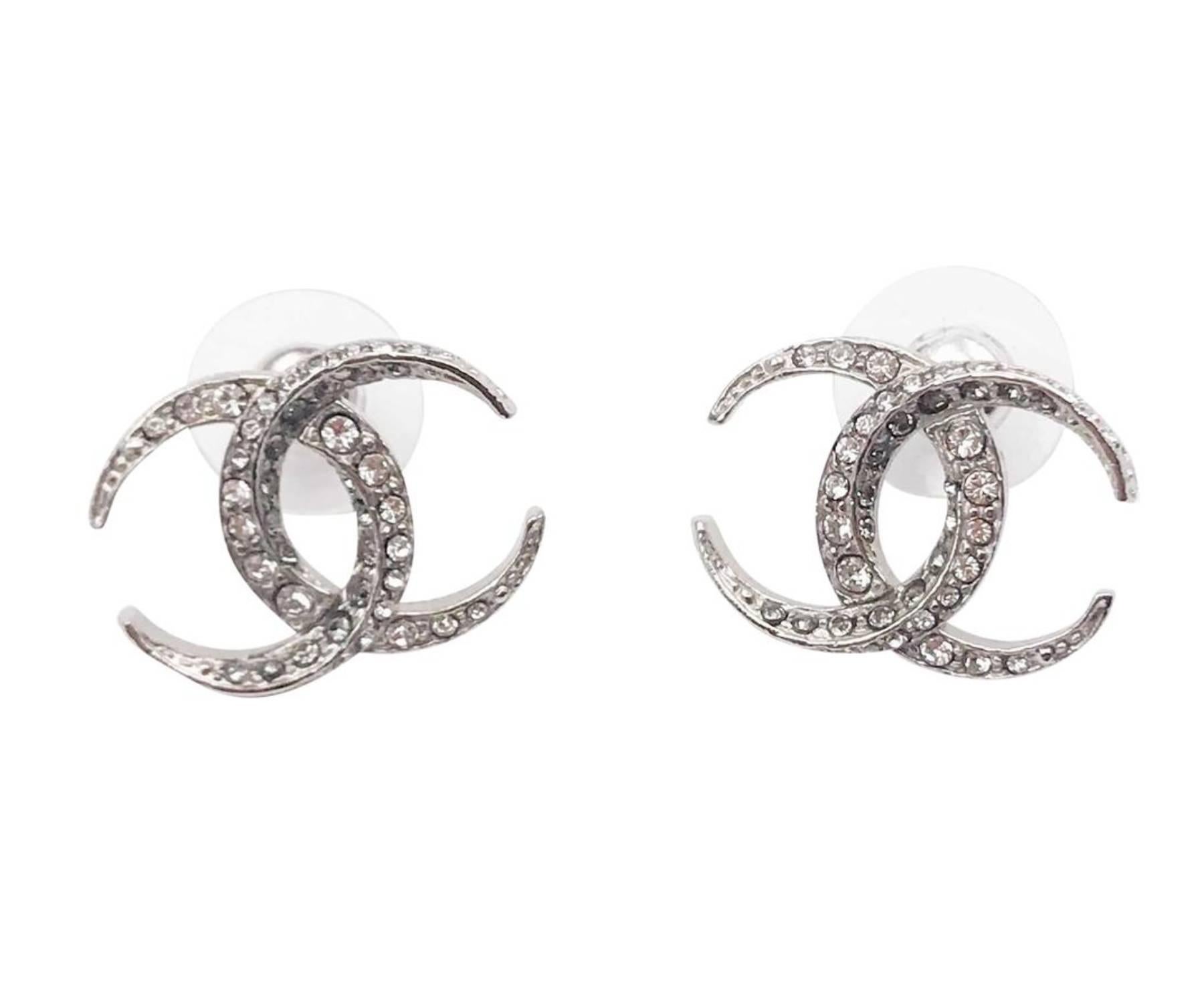 Boucles d'oreilles Piercing Chanel Silver CC Dubai Moonlight Crystal Excellent état - En vente à Pasadena, CA