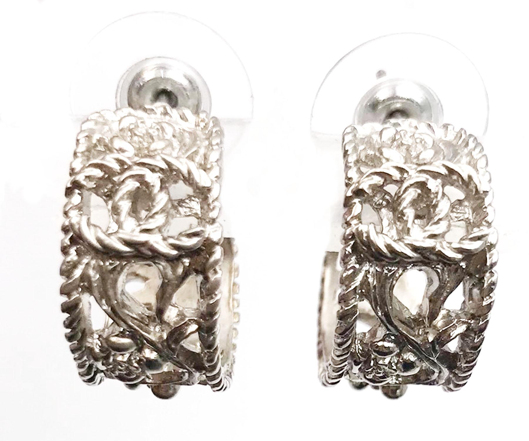 Chanel Silver CC Filigree Cutout Hoop Piercing Earrings

* Marked 14
* Made in France

-Approximately 0.75
