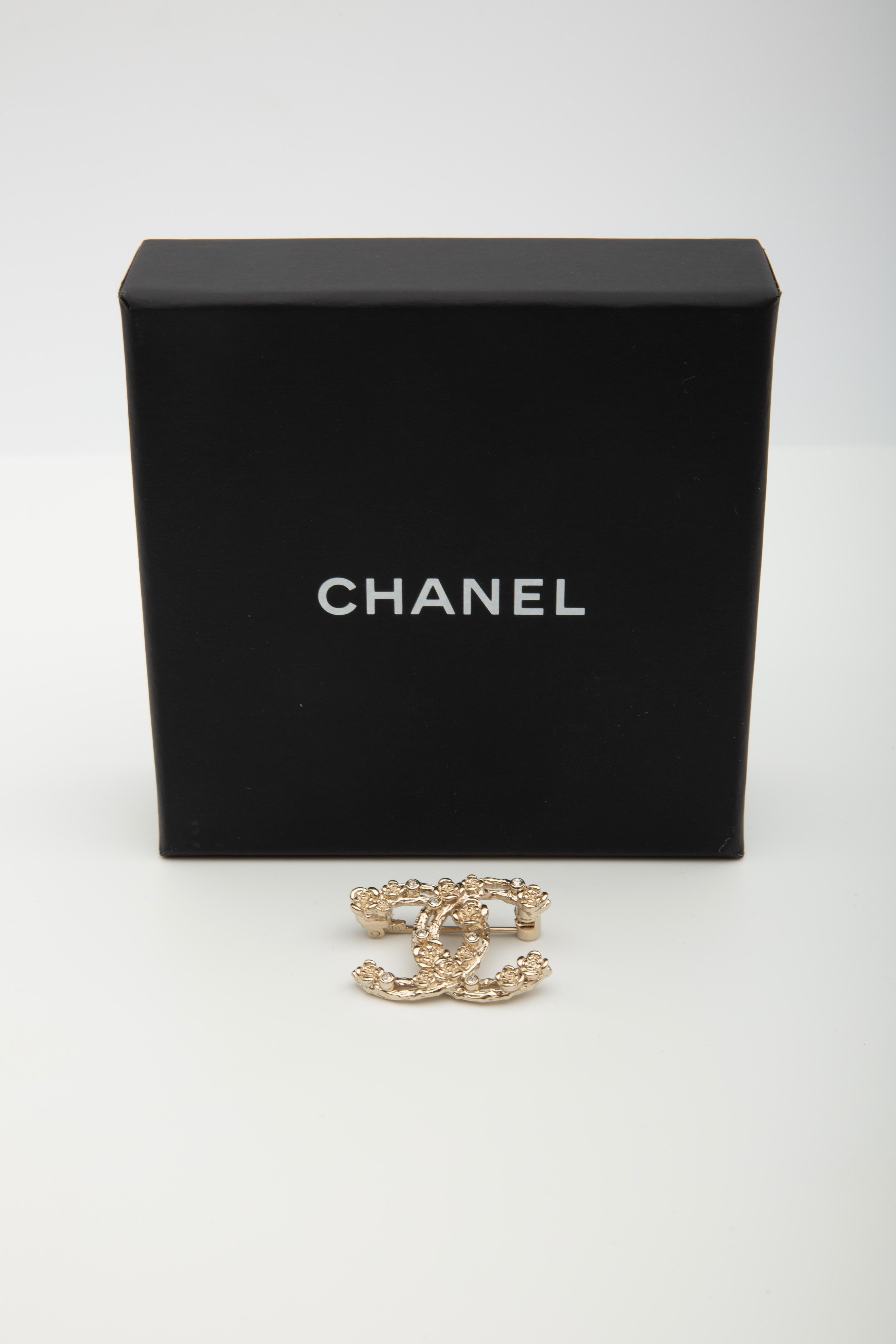 Chanel Silver CC Floral Crystal Brooch (2022) In New Condition For Sale In Montreal, Quebec