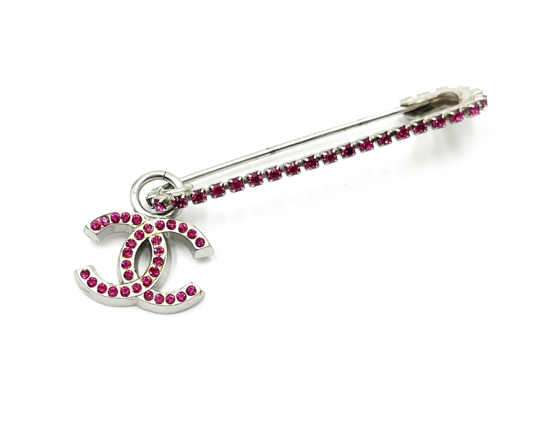 Chanel épingle de sûreté en cristal argenté CC fuchsia

*Marqué 02
*Fabriqué en France

-L'épingle de sûreté mesure approximativement 2″ x 0,5″.
-Le pendentif mesure approximativement 0,75″ x 0,5″.
-Très unique et jolie
-En parfait