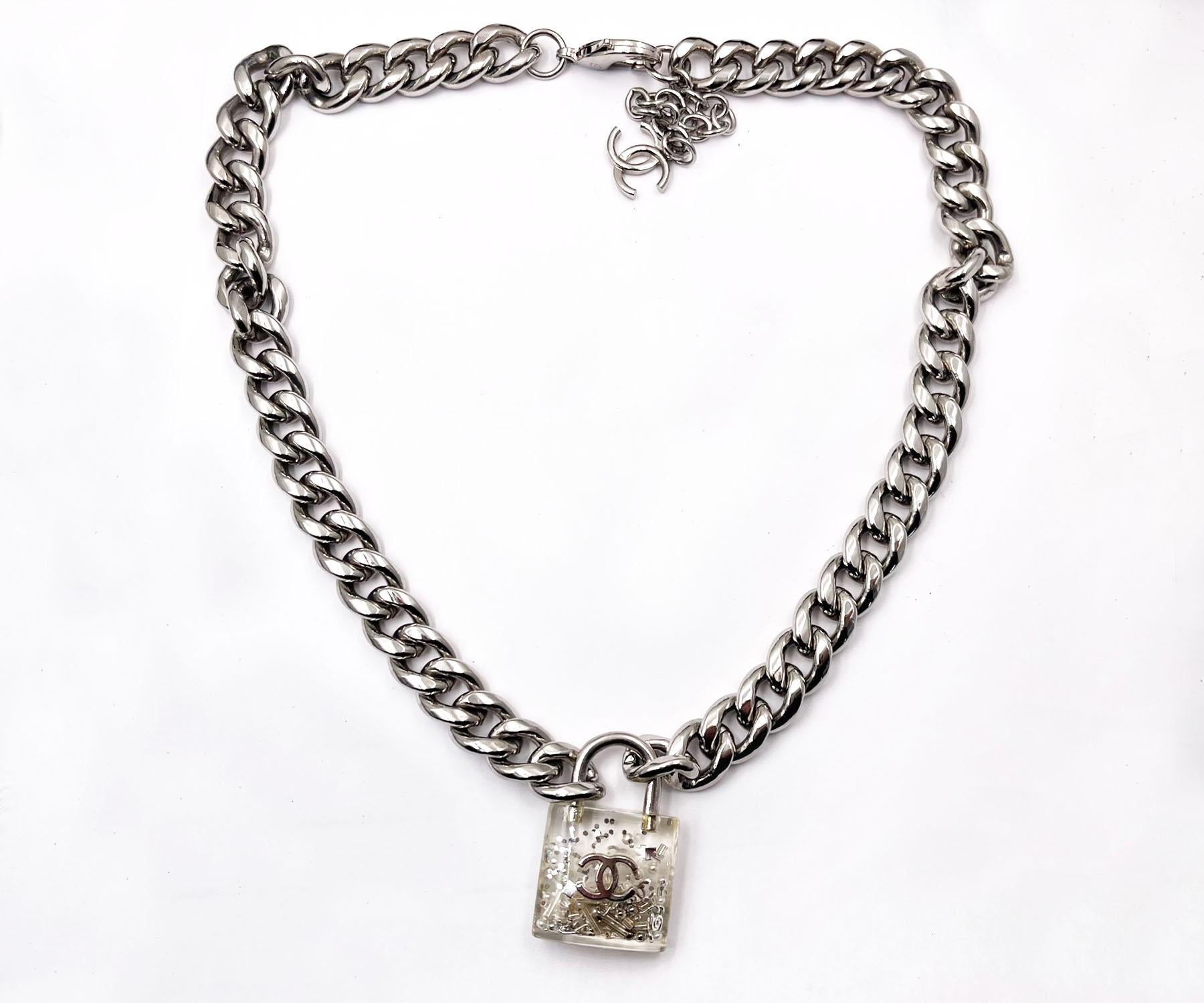 Chanel Silver CC Glitter Lock Chunky Chain Necklace

*Marked 14
*Made in France
*Comes with the original box and pouch

-The length is about 23