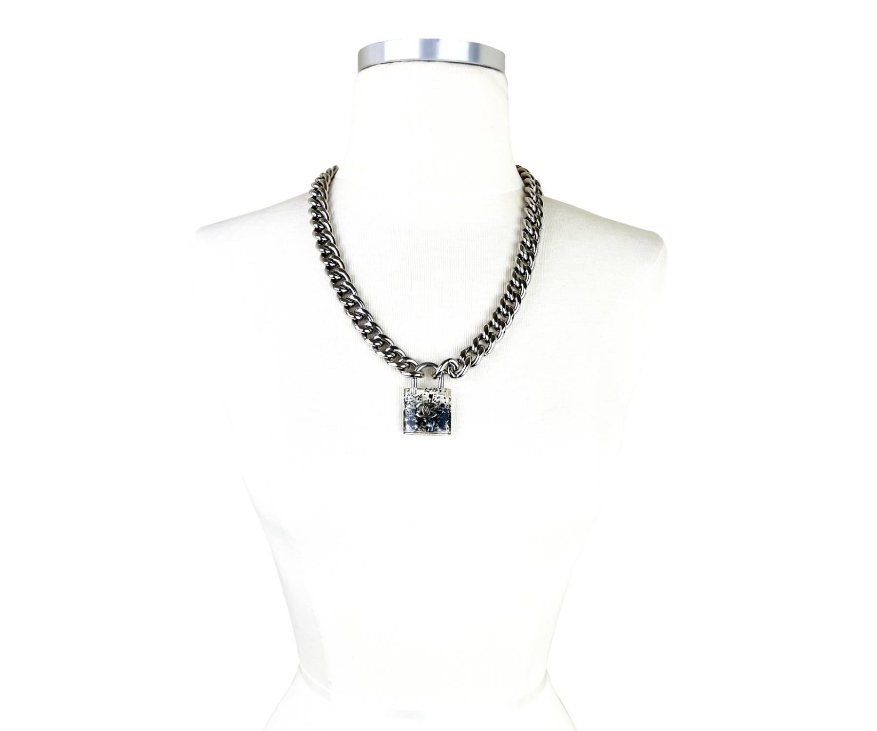 Chanel Collar de cadena gruesa con cierre de purpurina CC plateado Artesano en venta