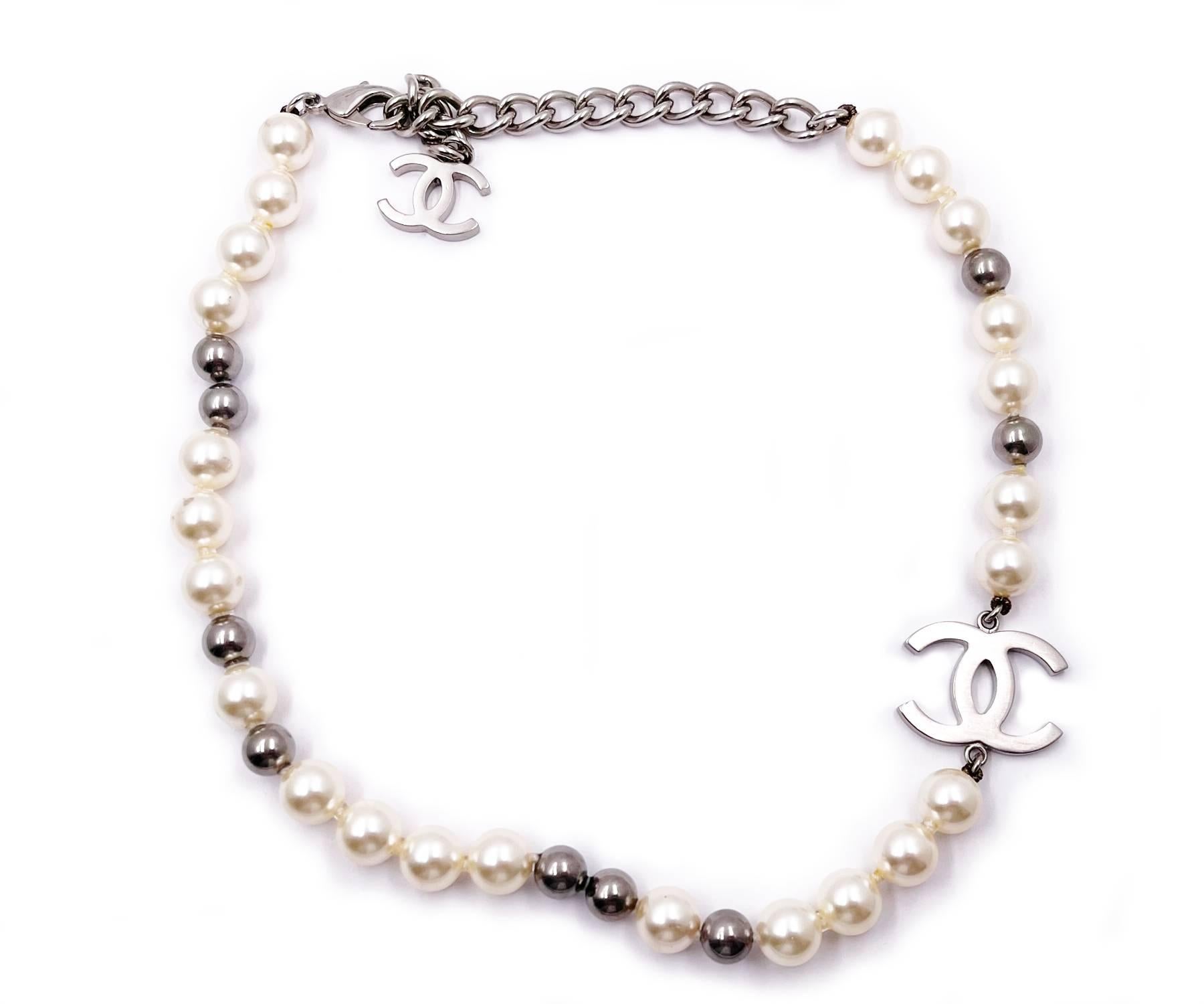 Chanel Silver CC Grey Bead Pearl Short Necklace

*Marked 16
*Made in Italy
*Comes with the original box and ribbon

-Approximately 19″ total length.
-The largest pendant is approximately 1 x 0.75″.
-Very classic and shiny
-In a pristine