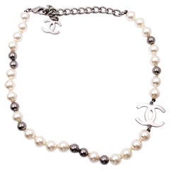 Chanel Silber CC Grau Perlen Perle Kurze Halskette