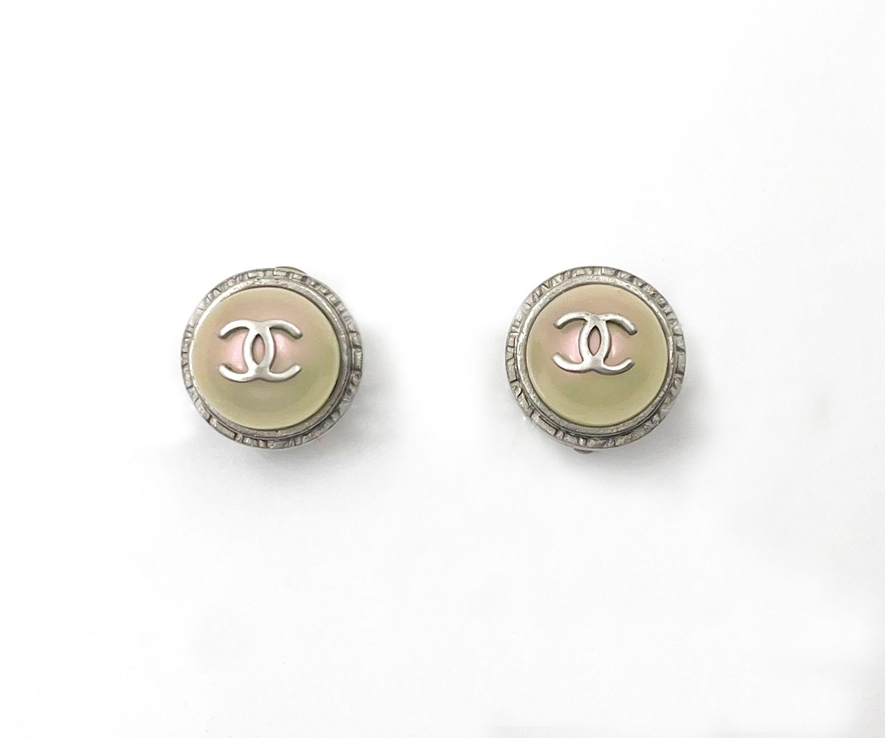Chanel Silber CC schillernde Perle Gumball-Ohrclips auf Ohrringe 
 
*Markierung 98
*Hergestellt in Frankreich
*Kommt mit dem Originalkarton

-Es ist ungefähr 0,55