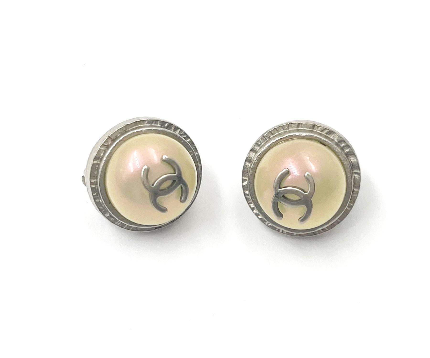 Chanel Silber CC schillernde Perle Gumball-Ohrclips auf Ohrringe   im Zustand „Hervorragend“ im Angebot in Pasadena, CA