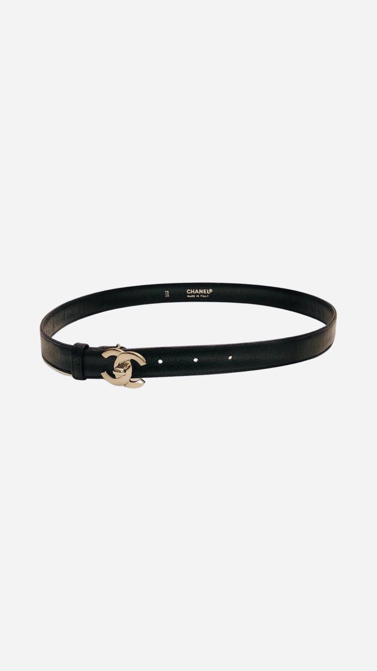 - Vintage 90s Chanel silver Hardware CC logo caviar belt,

- Size 75/30.

- Length: 32cm. Width: 2.2cm. 

