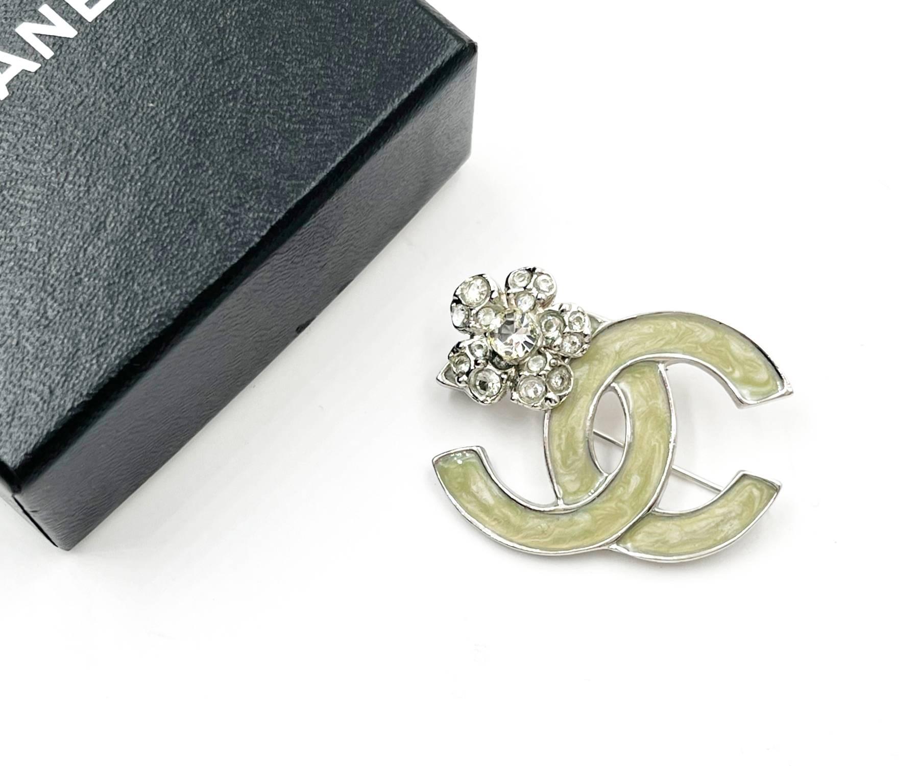 Chanel Silver CC Mint Enamel Corner Crystal Flower Brooch

*Marked 04
*Made in France
*Comes with the original box

-Approximately 1.6″ x 1.5″
-Very pretty
-In a pristine condition

2074-42365

