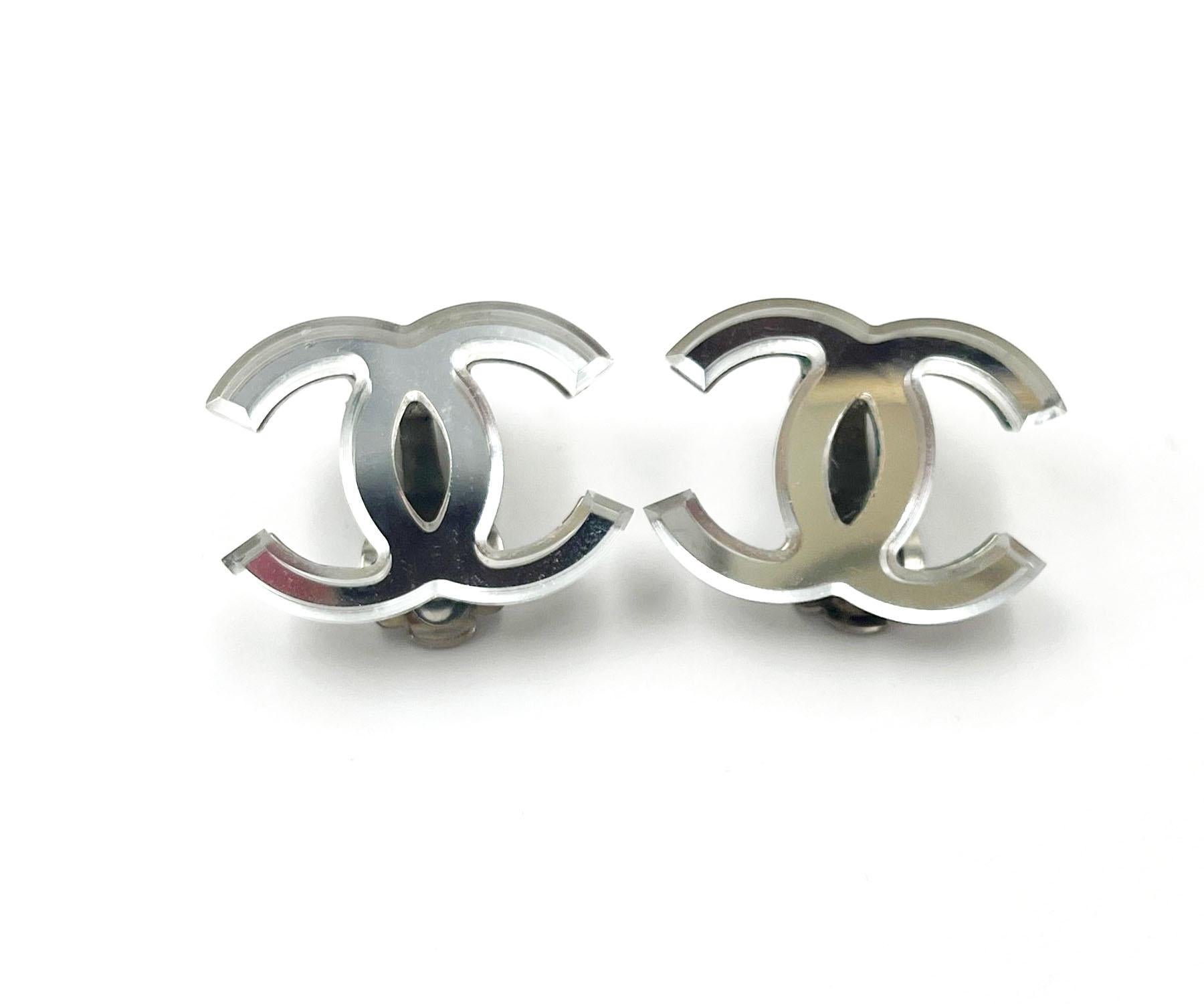 Chanel Silver CC Mirror Large Clip on Earrings

* Marked 03
* Made in France
* Comes with the original box

-It is approximately 1