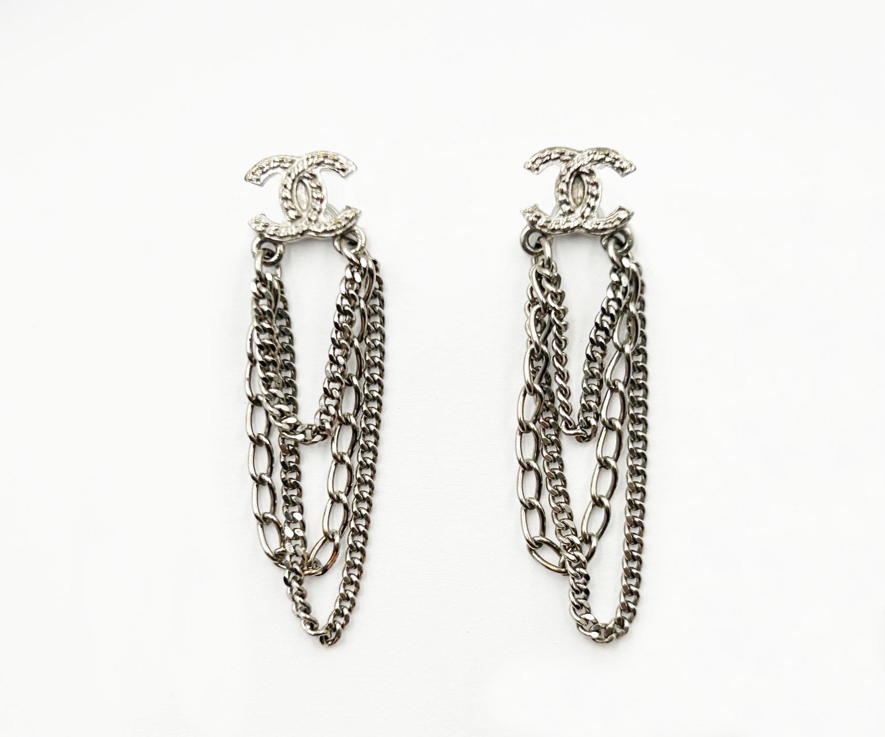 Chanel Silver CC Multi Chain Dangle Piercing Earrings

*Marked 09
*Made in France
*Comes with the original box

-It is approximately 1.9
