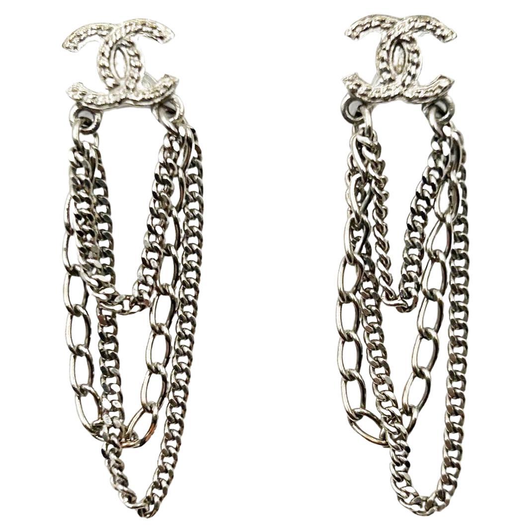 Chanel Silber CC Mehr Kette Ohrringe mit langenförmigen durchbrochenen Ohrringen im Angebot