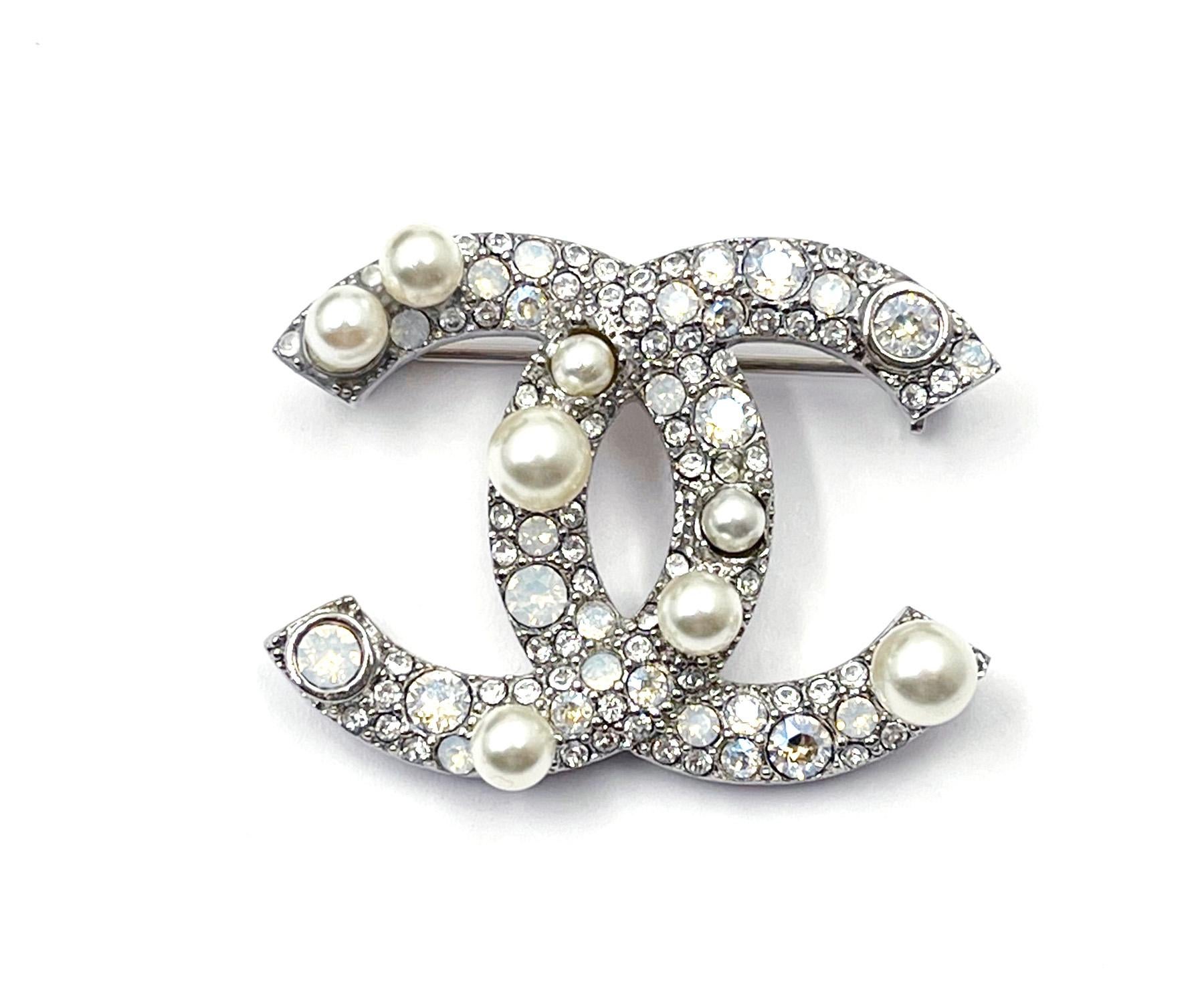 Chanel Silver CC Opal Crystal Freshwater Pearl Small Brooch

*Marked 17
*Made in Italy
*Comes with the original box and pouch

-It is approximately 1.