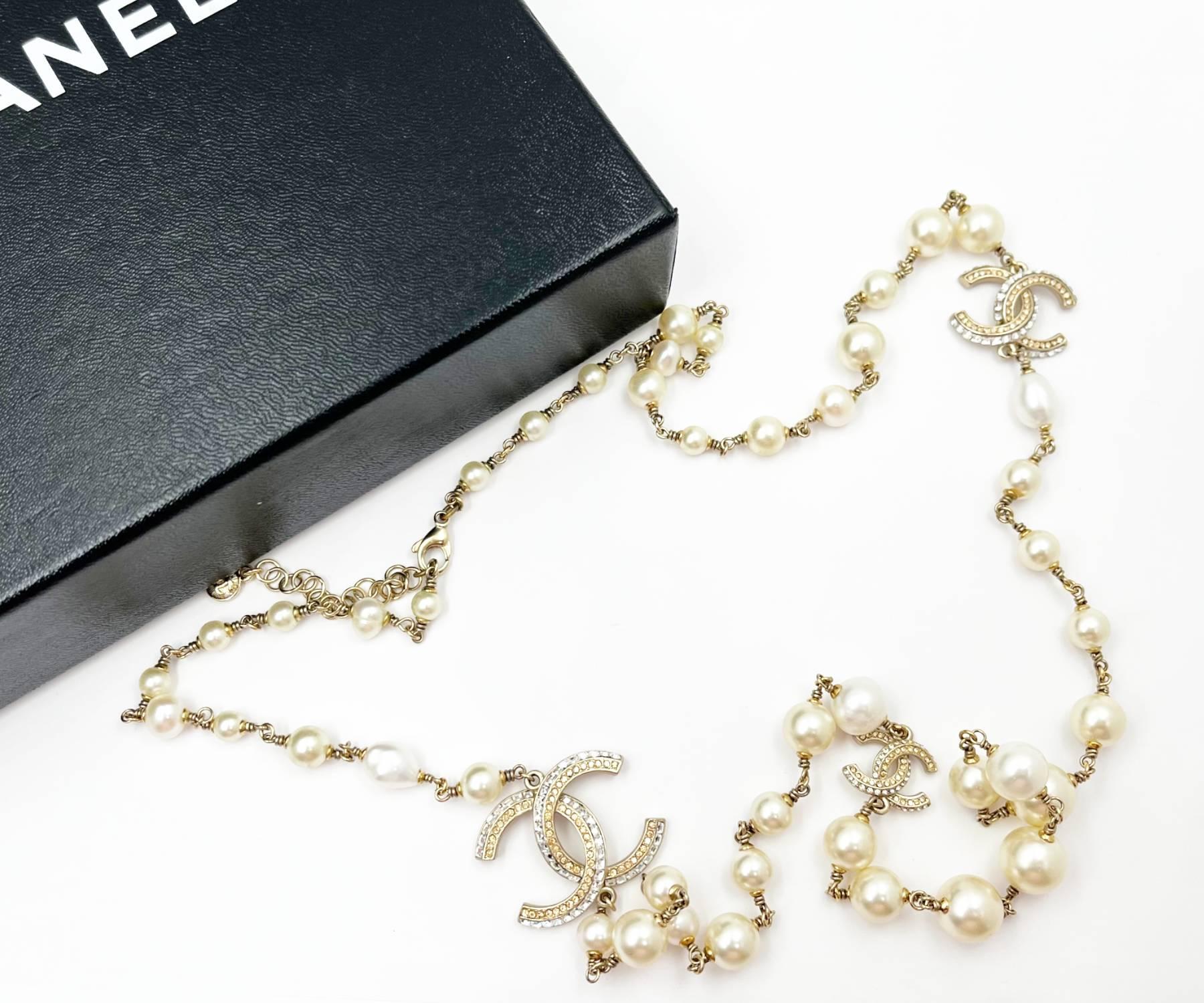 Chanel Silver CC Peach Crystal Square Crystal Freshwater Pearl Necklace

*Marked 11
*Made in France
*Comes with the original box

-The total length is approximately 38″ long.
-The largest pendant is 1.25″ x 1″.
-Very classic and pretty
-In a