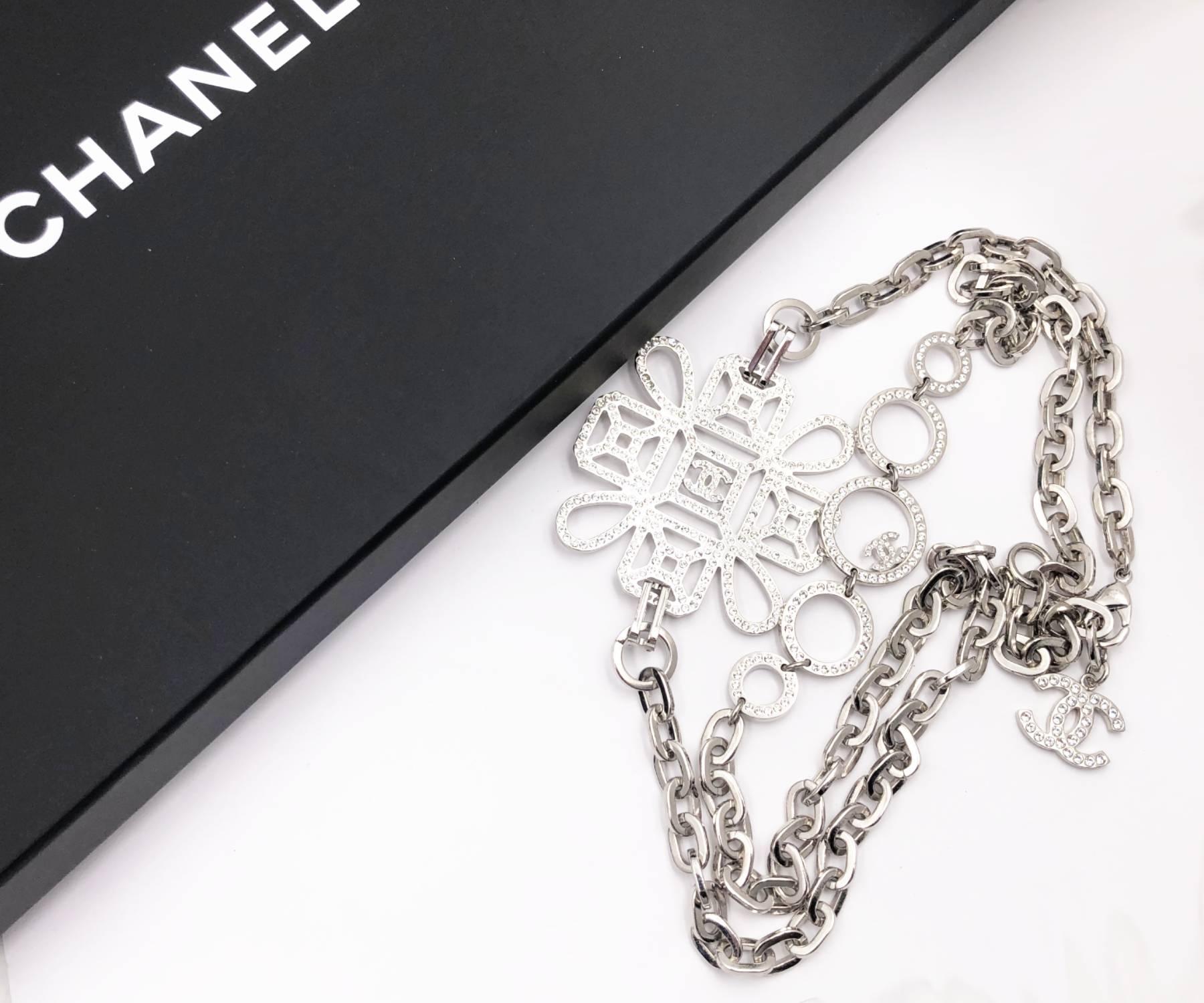 Chanel Silver CC Pendant Ring Crystal Necklace

*Marked 14
*Made in Italy
*Comes with the original box and pouch

-The total length is approximately 36″
-The large pendants are approximately 2.3″ x 2.3″.
-In a very good condition, except hairline