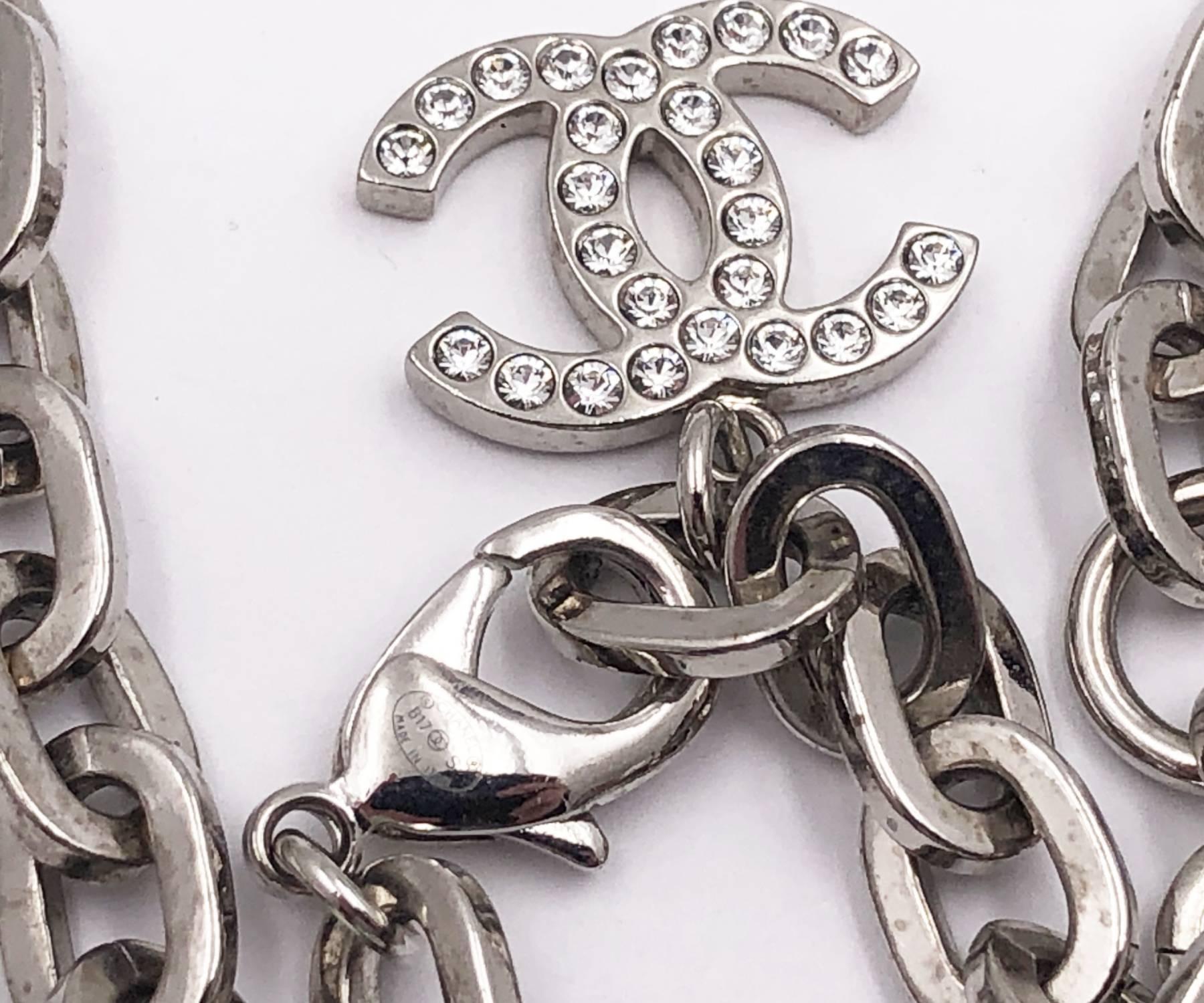 Taille ronde Chanel Silver CC Pendant Ring Crystal Necklace en vente