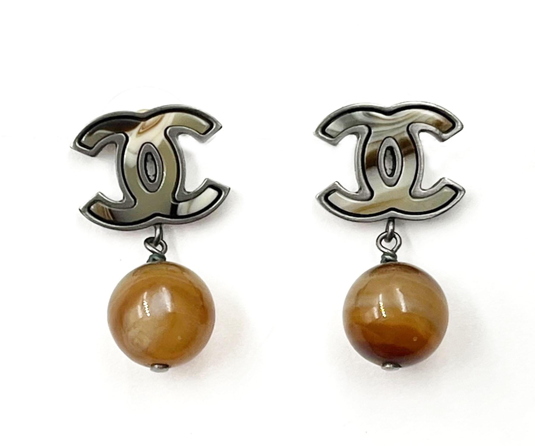 Chanel Silver CC Petrified Wood CC Dangle Piercing Earrings

*Marked 10
*Made in Italy
*Comes with the original box 

-It is approximately 1.25