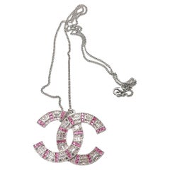 Chanel Classic Silber CC Rosa Baguette Kristall Großer Anhänger Halskette  