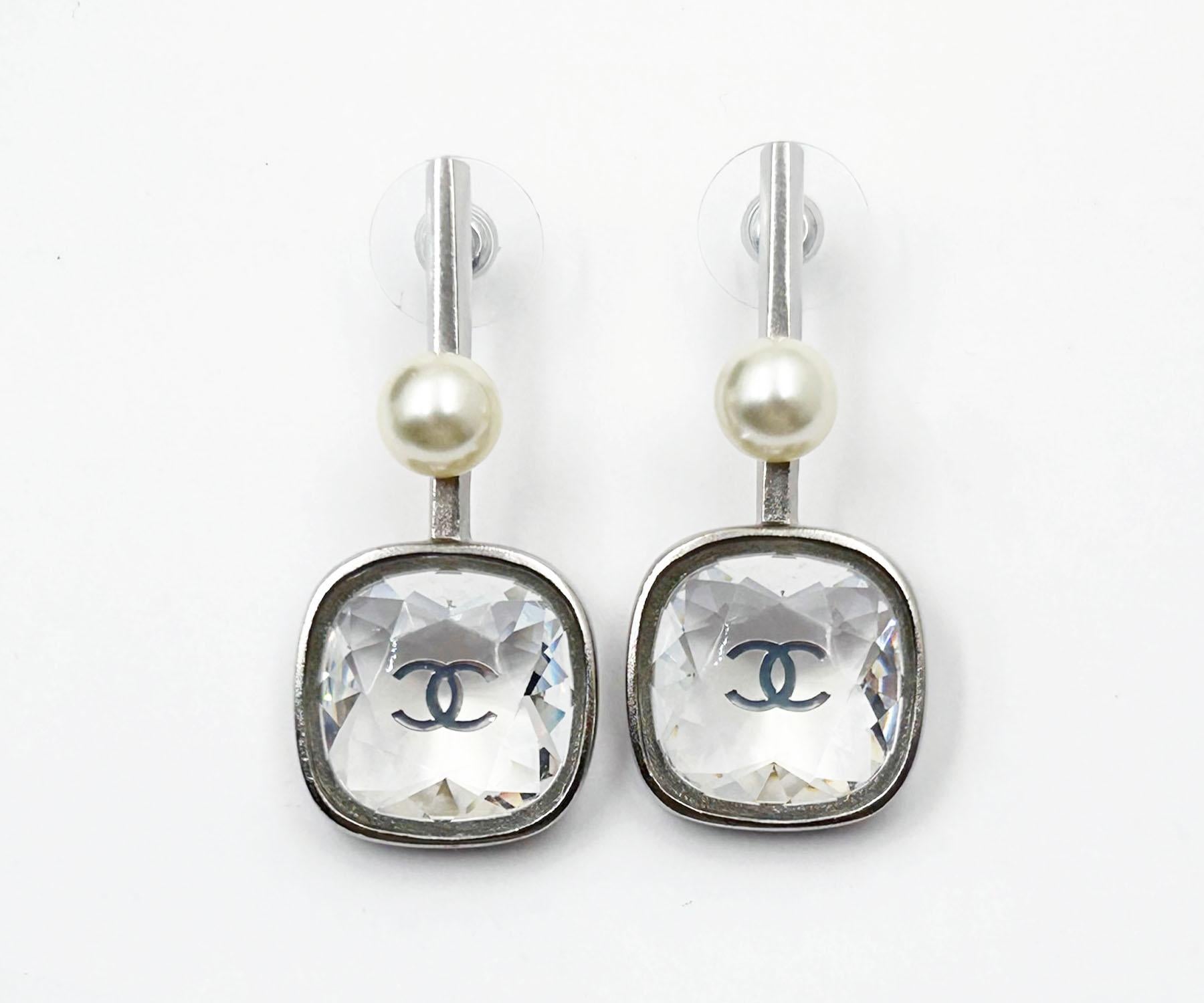 Chanel Silver CC Princess Crystal Geo Pearl Large Drop Piercing Earrings

*Marked 18
*Made in France
*Comes with the original box and pouch

-It is approximately 0.75