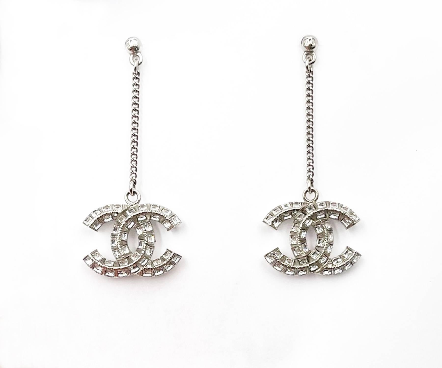 Chanel Silver CC Princess Square Crystal Dangle Long Piercing Earrings

* Marked 20
* Made in Italy
*Comes with original box and pouch

-It is approximately 2.2