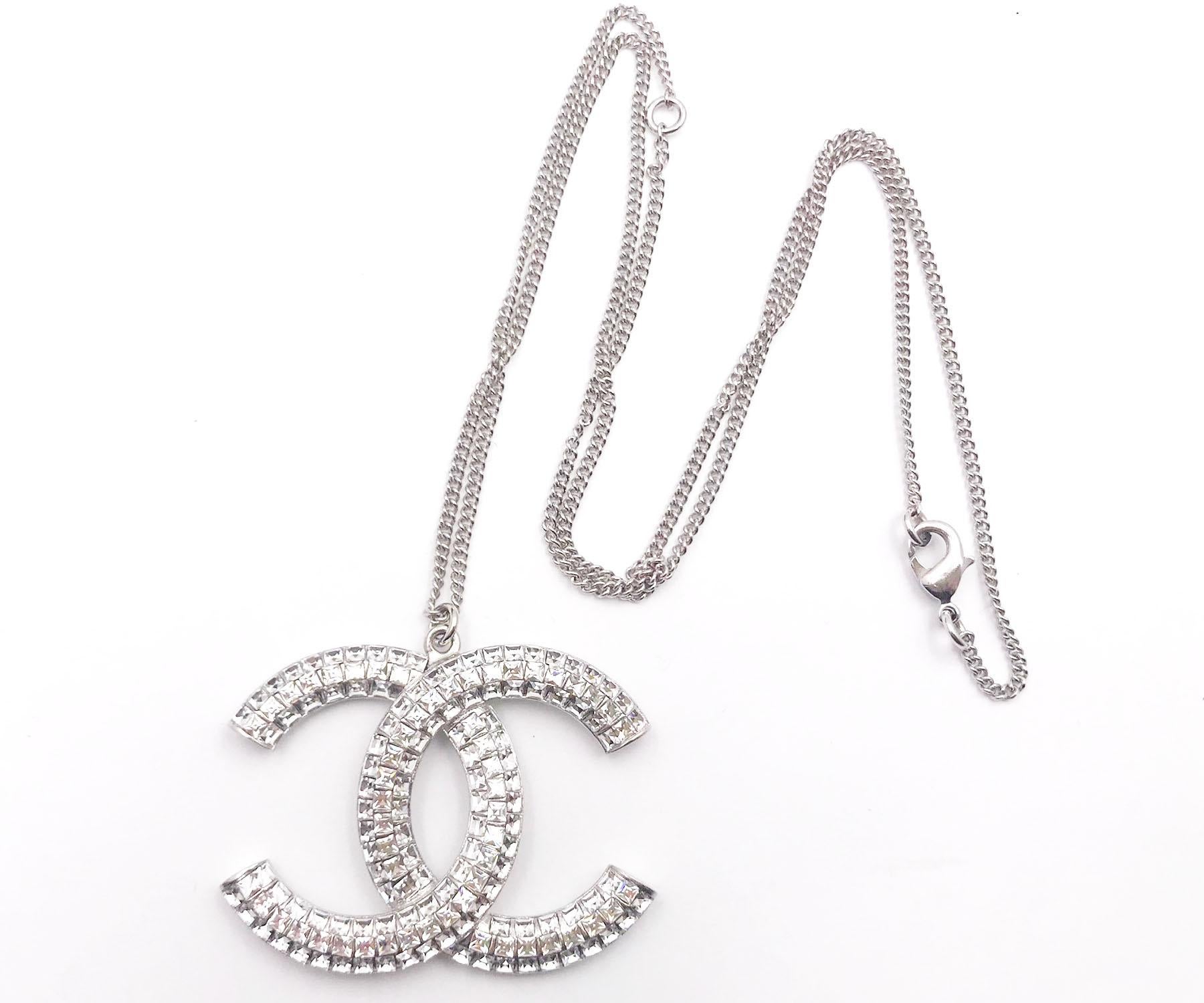 Collana con ciondolo grande Chanel Silver CC Princess Square

*Segnalato 17
*Fatto in Italia
*Viene fornito con la scatola e l'astuccio originali

-Misura circa 24