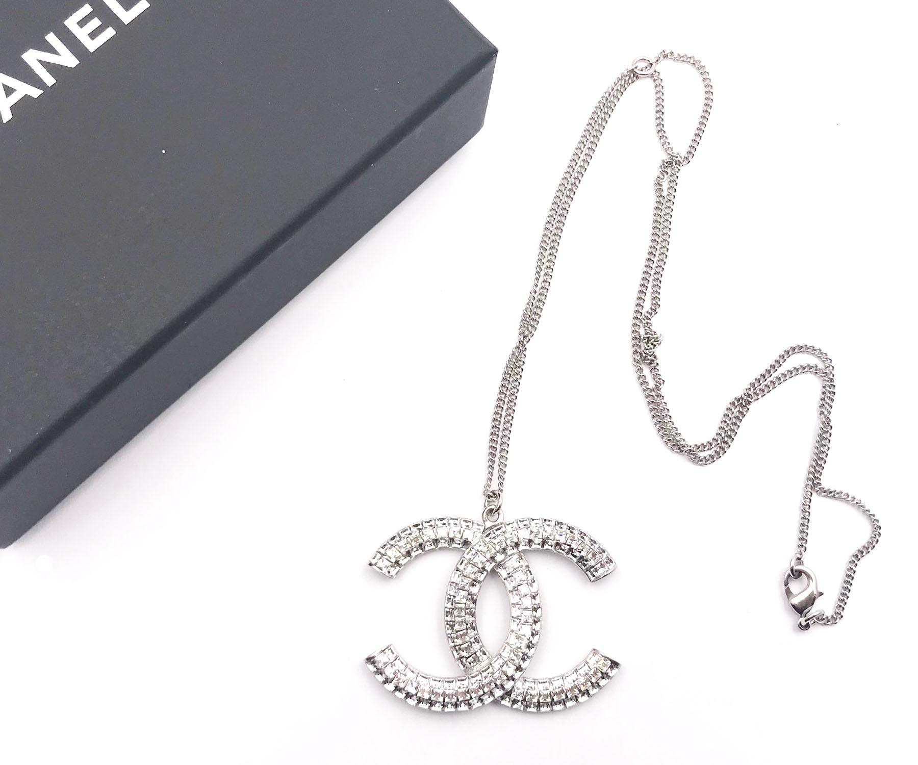 Artigiano Collana con ciondolo grande Chanel Silver CC Princess Square in vendita