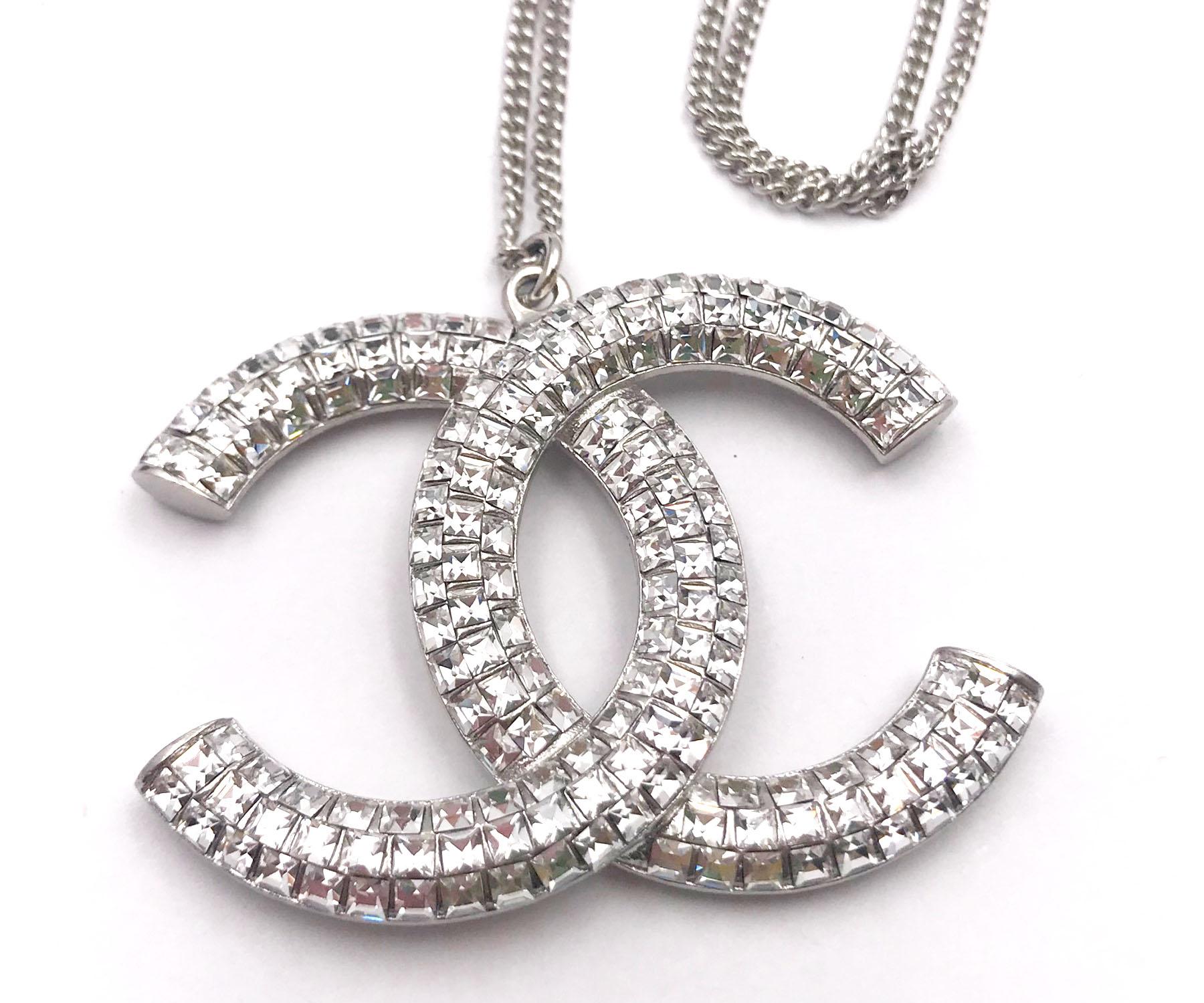 Collana con ciondolo grande Chanel Silver CC Princess Square In condizioni ottime in vendita a Pasadena, CA