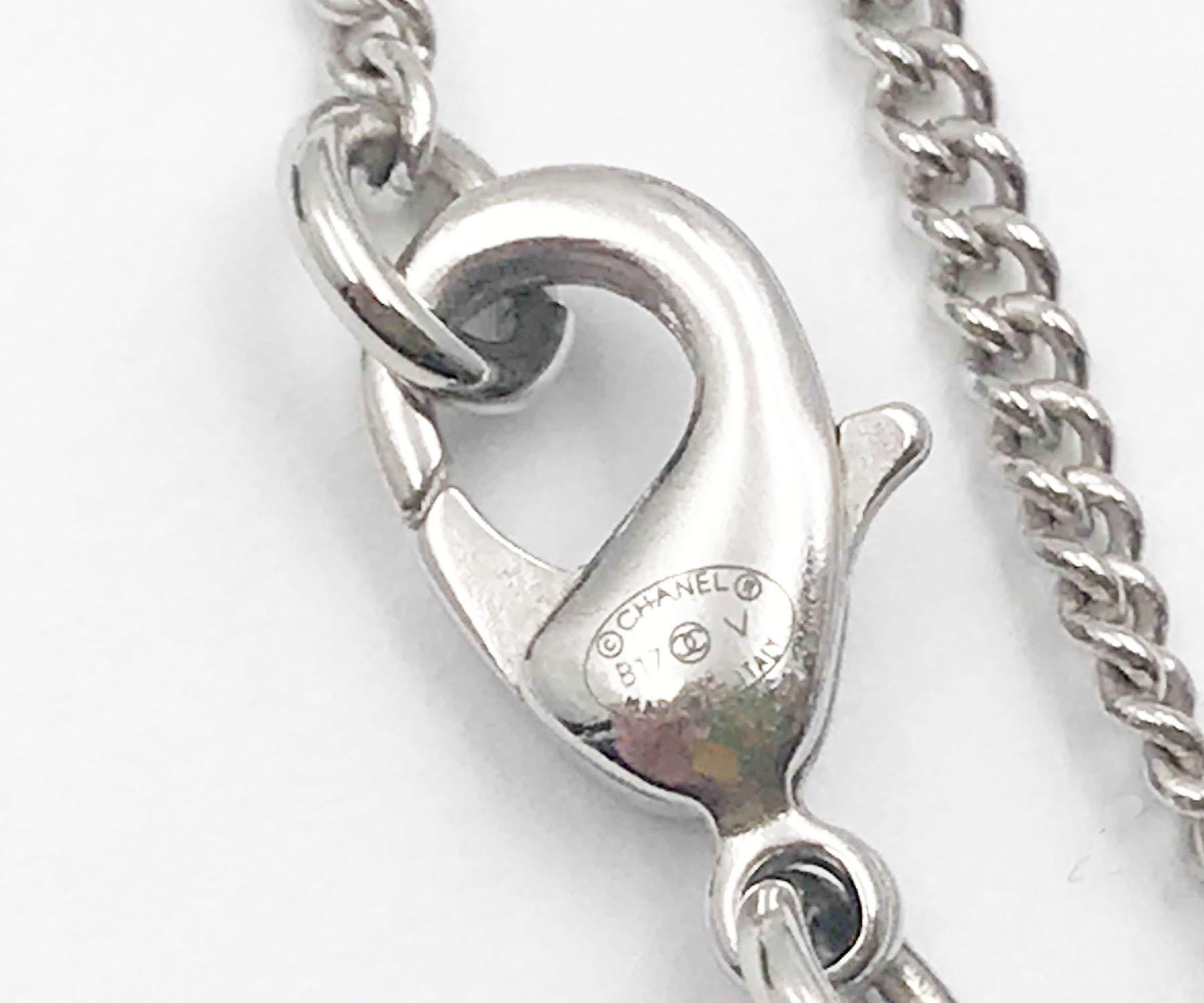 Donna Collana con ciondolo grande Chanel Silver CC Princess Square in vendita