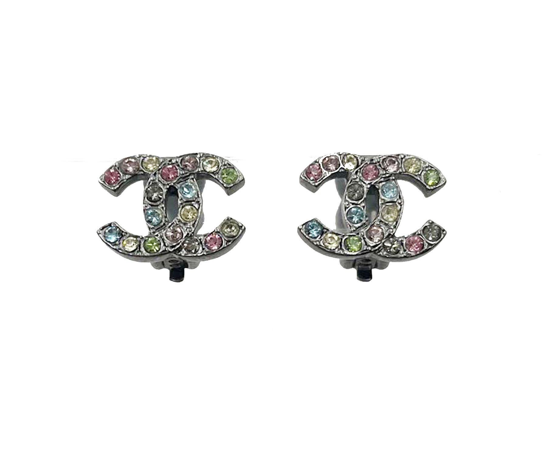 Chanel Silver CC Rainbow Crystals Clip on Earrings

*Marked 06
*Made in France
*Comes with the original dustbag

-It is approximately 0.75″ x 0.5″.
-This style comes with the small version. This pair is for the medium size.
-In an excellent