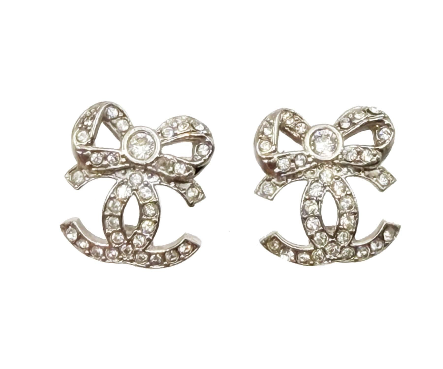 A. Silver CC Ribbon Bow CC Orecchini con Piercing di Cristallo

*Segnalato 22
* Made in France
*Viene fornito con la scatola originale

-Misura circa 0,55