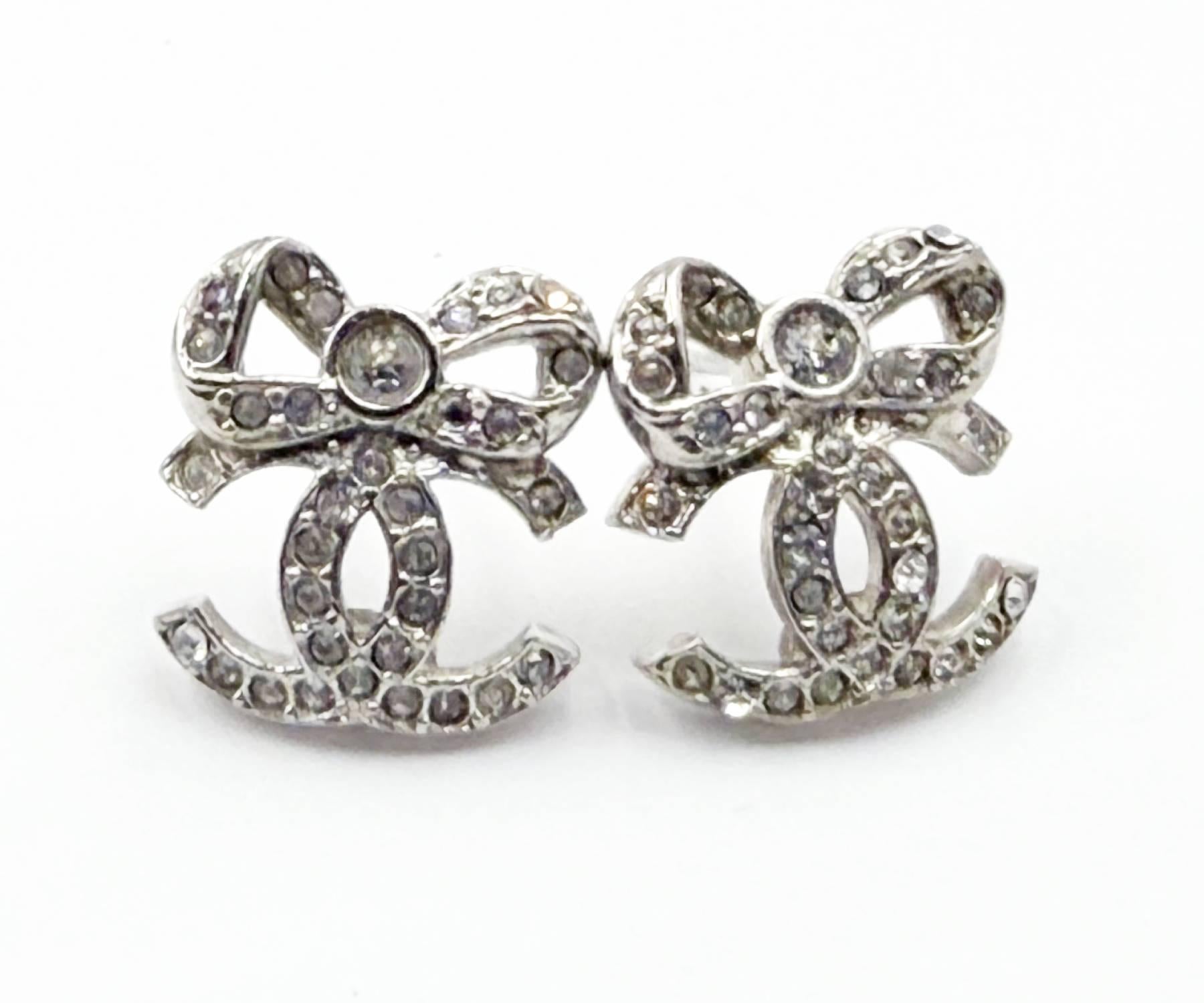 A. Silver CC Ribbon Bow CC Orecchini con Piercing di Cristallo In condizioni ottime in vendita a Pasadena, CA