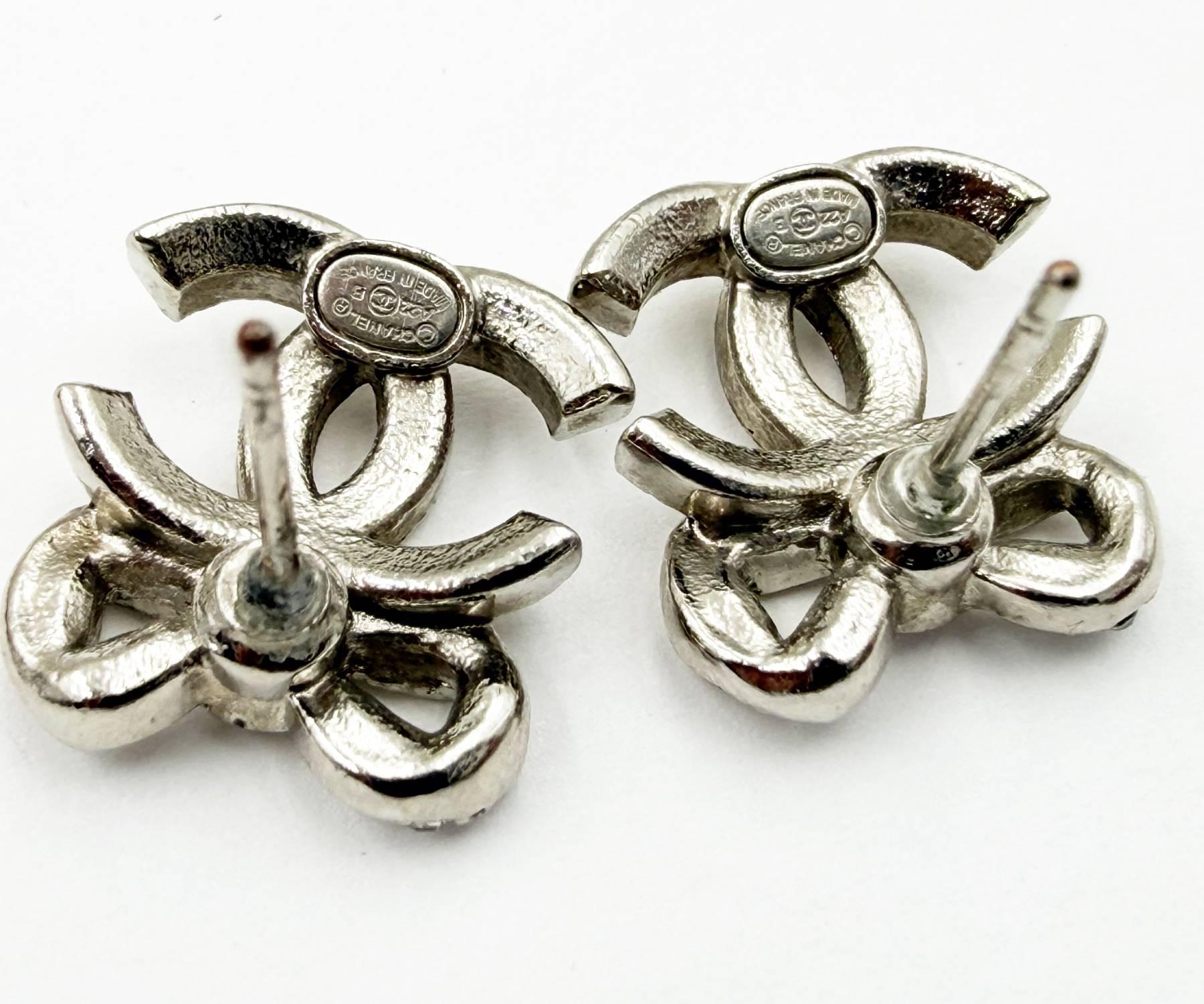 Donna A. Silver CC Ribbon Bow CC Orecchini con Piercing di Cristallo in vendita