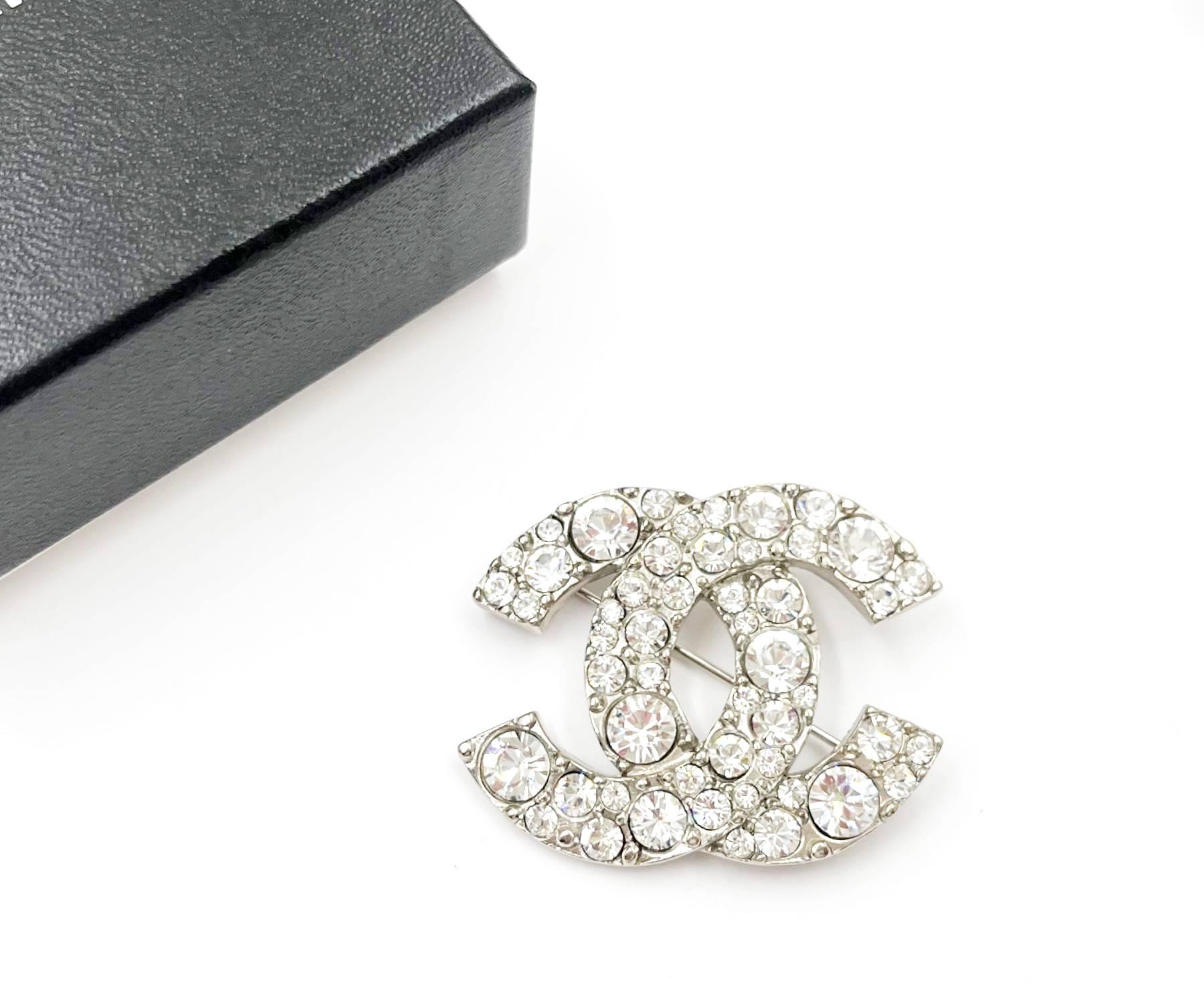 Artisan Chanel Silver CC Round Crystal Brooch For Sale