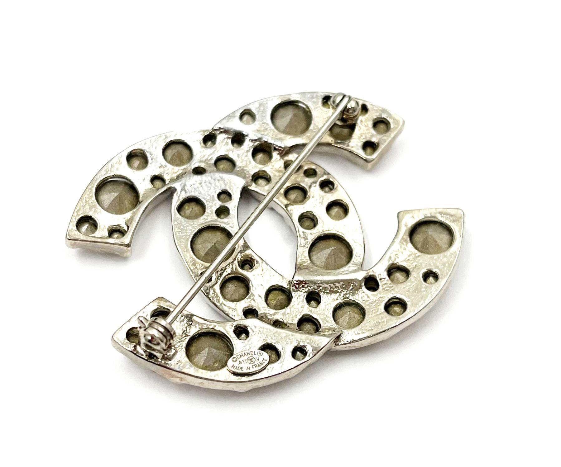 Chanel Silver CC Round Crystal Brooch In Excellent Condition For Sale In Pasadena, CA