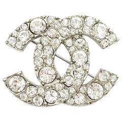 Chanel Broche de cristal redondo CC plateado