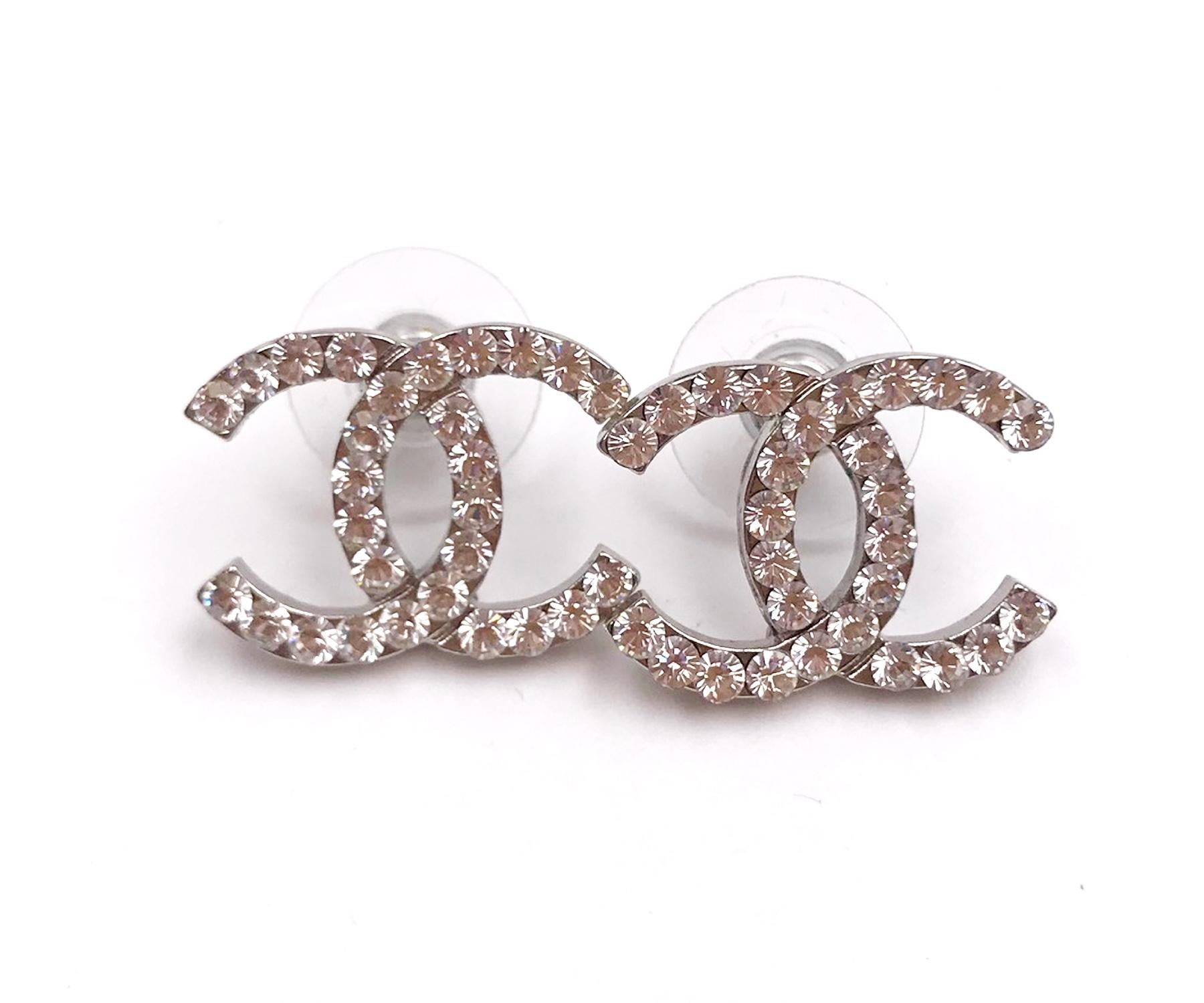 Orecchini da piercing Chanel Silver CC Round Crystal In condizioni ottime in vendita a Pasadena, CA