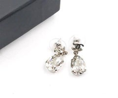 Chanel Silber CC Tränentropfen Kristall Glänzende durchbrochene Ohrringe