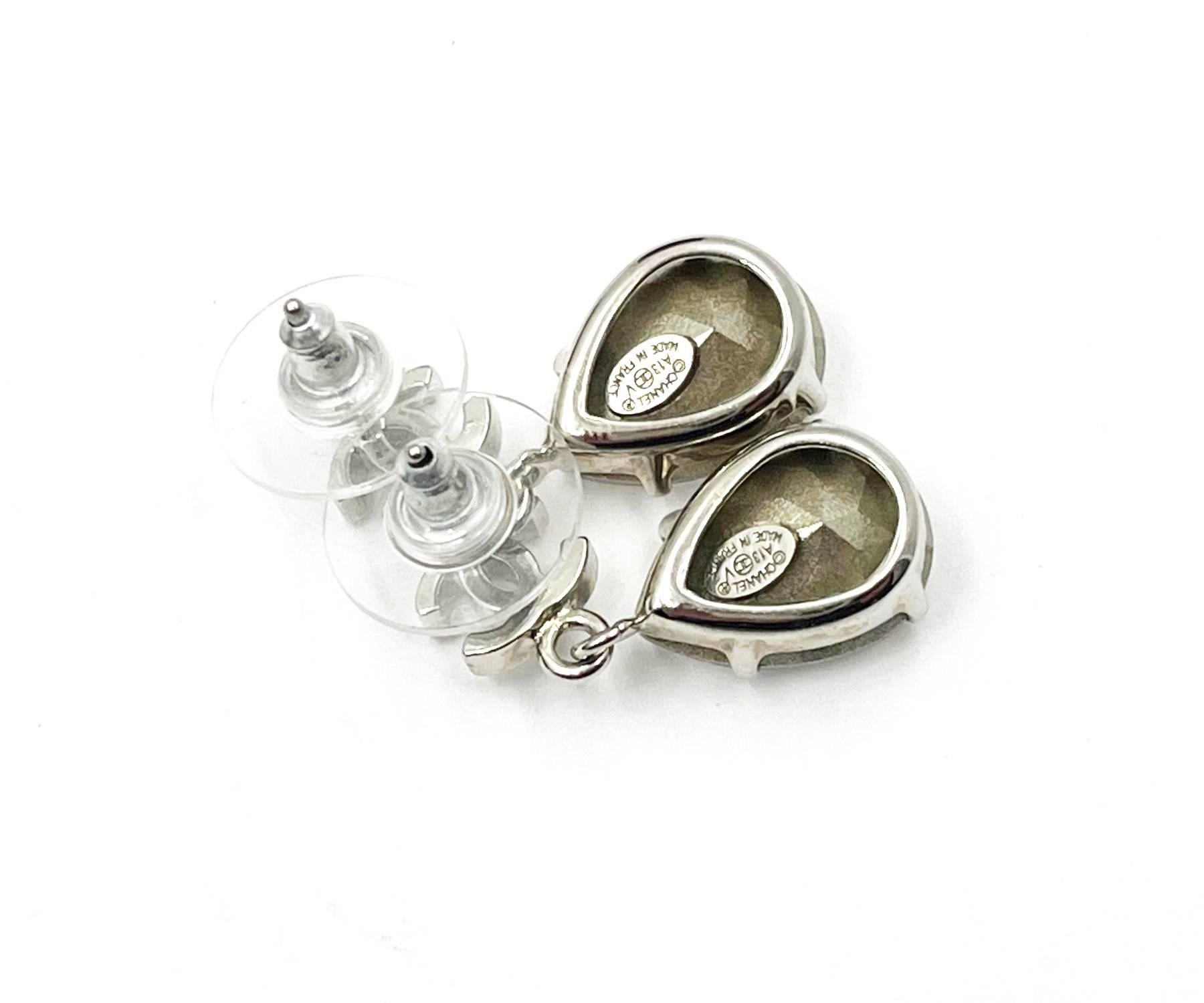 Donna A. Silver CC Orecchini a goccia con cristalli lucidi per piercing di Chanel in vendita