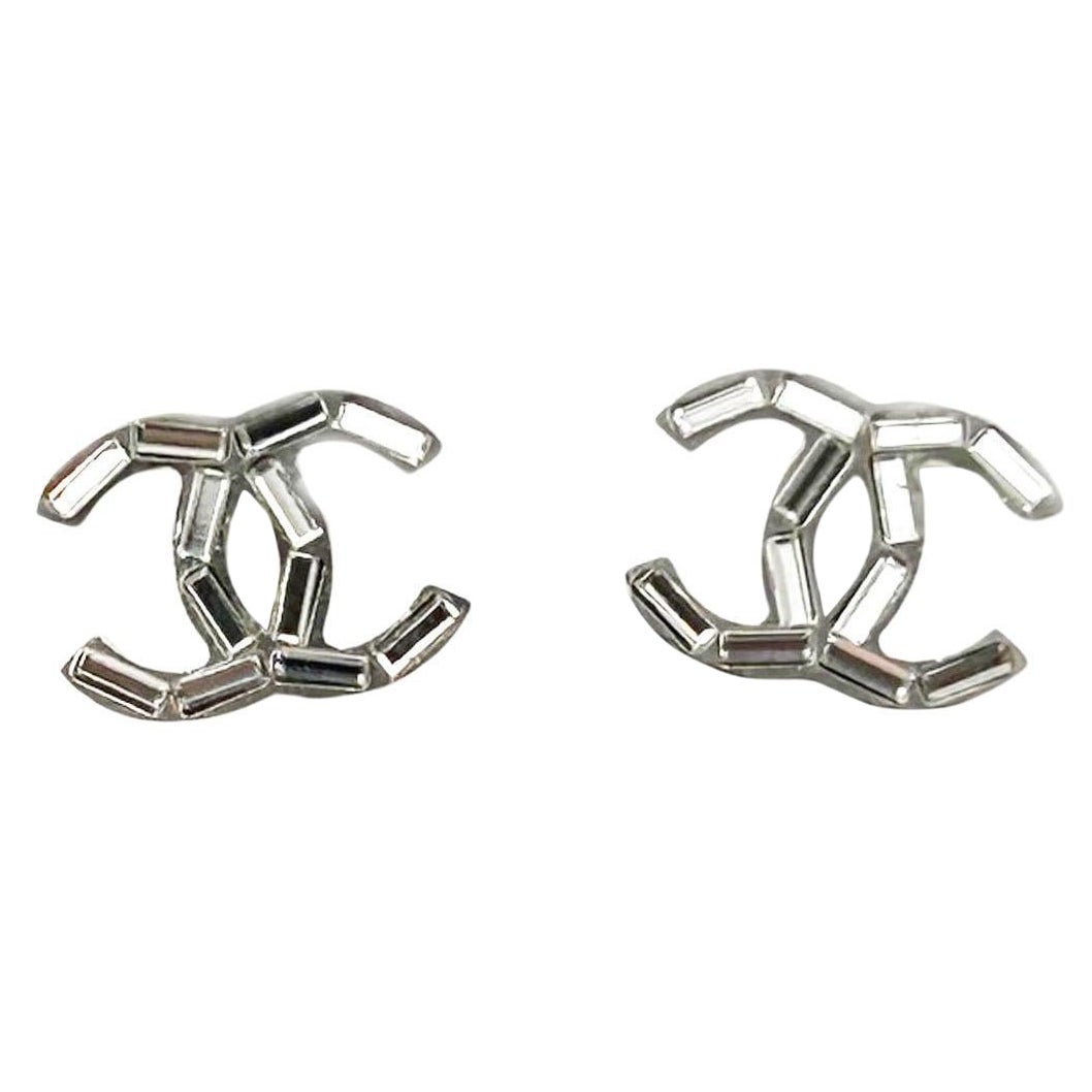 Chanel Silver CC Thin Baguette Crystal Piercing Earrings en vente